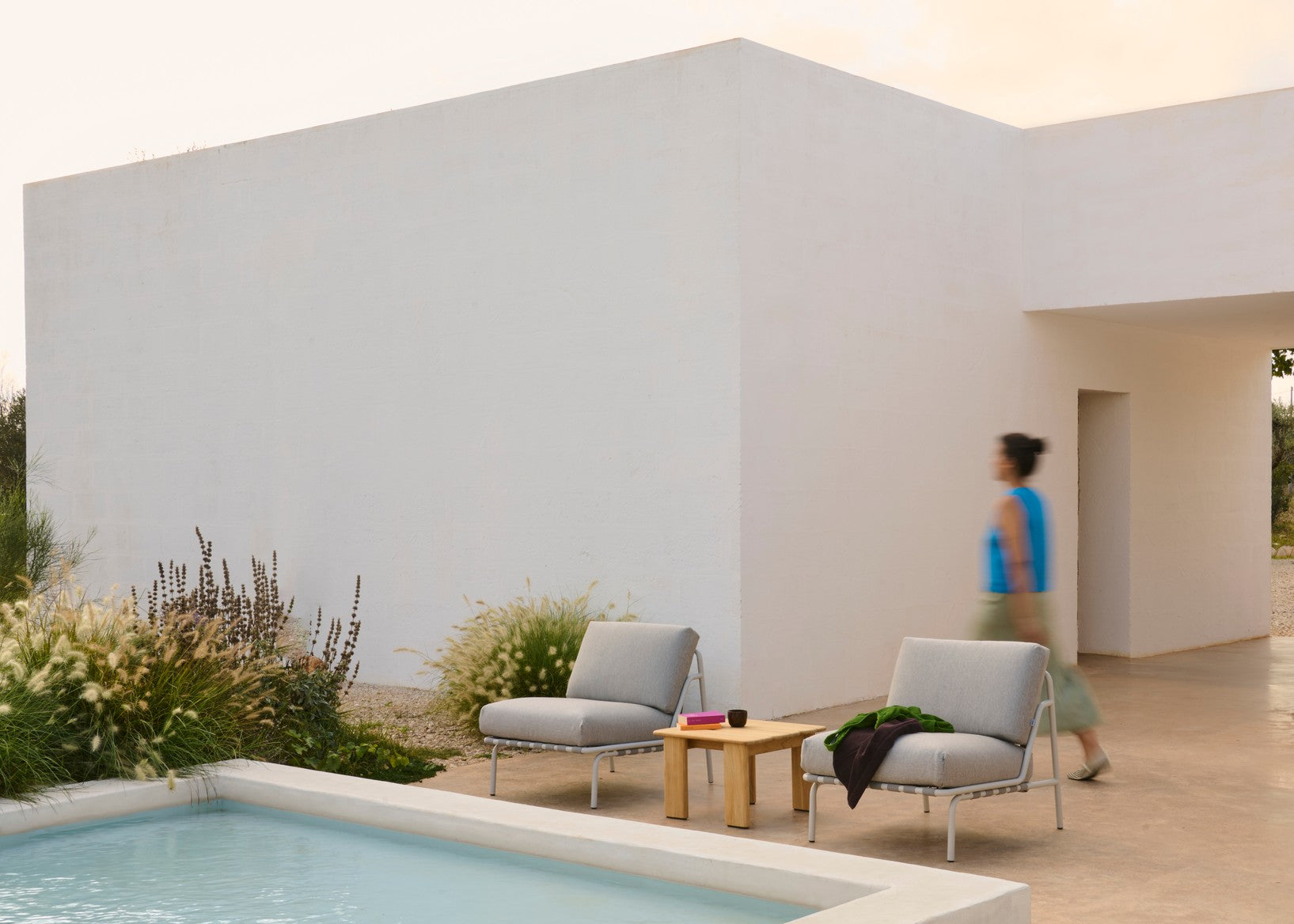 SETTLE Light Gray Outdoor Armchair with Gray Base