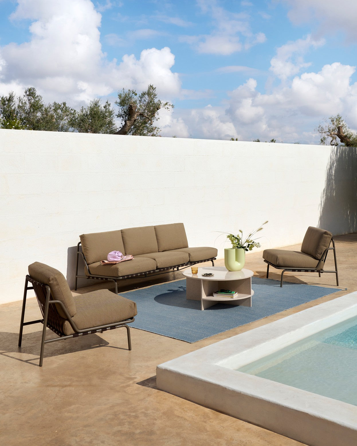 SETTLE Outdoor Armchair in Brown with Taupe Base