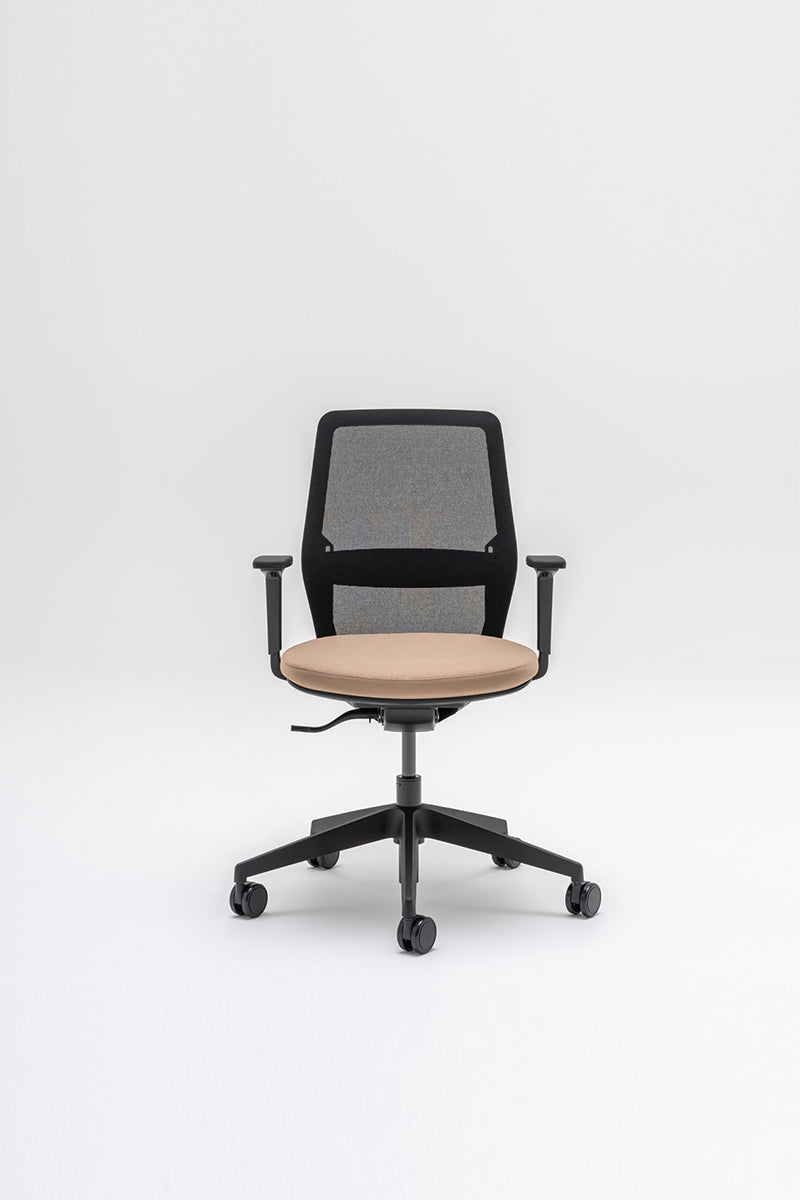 Sessel mit einer offenen Rückenlehne mit offener Arbeit mit Rädern an der weichen Oberfläche