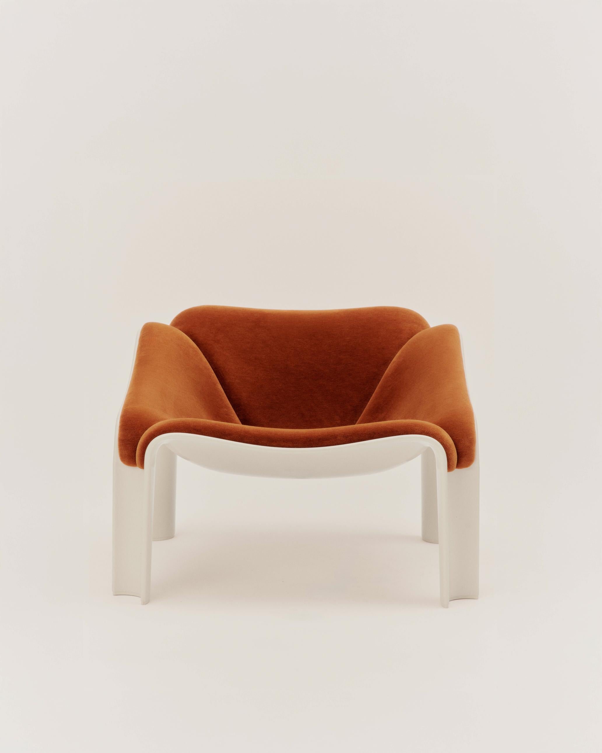 Sessel F300 in Kiefernholz mit weißem Sockel