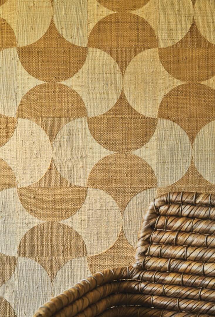 Natural wallpaper with a geometric pattern made of raffia SUMBA - NATUREL brown with beige