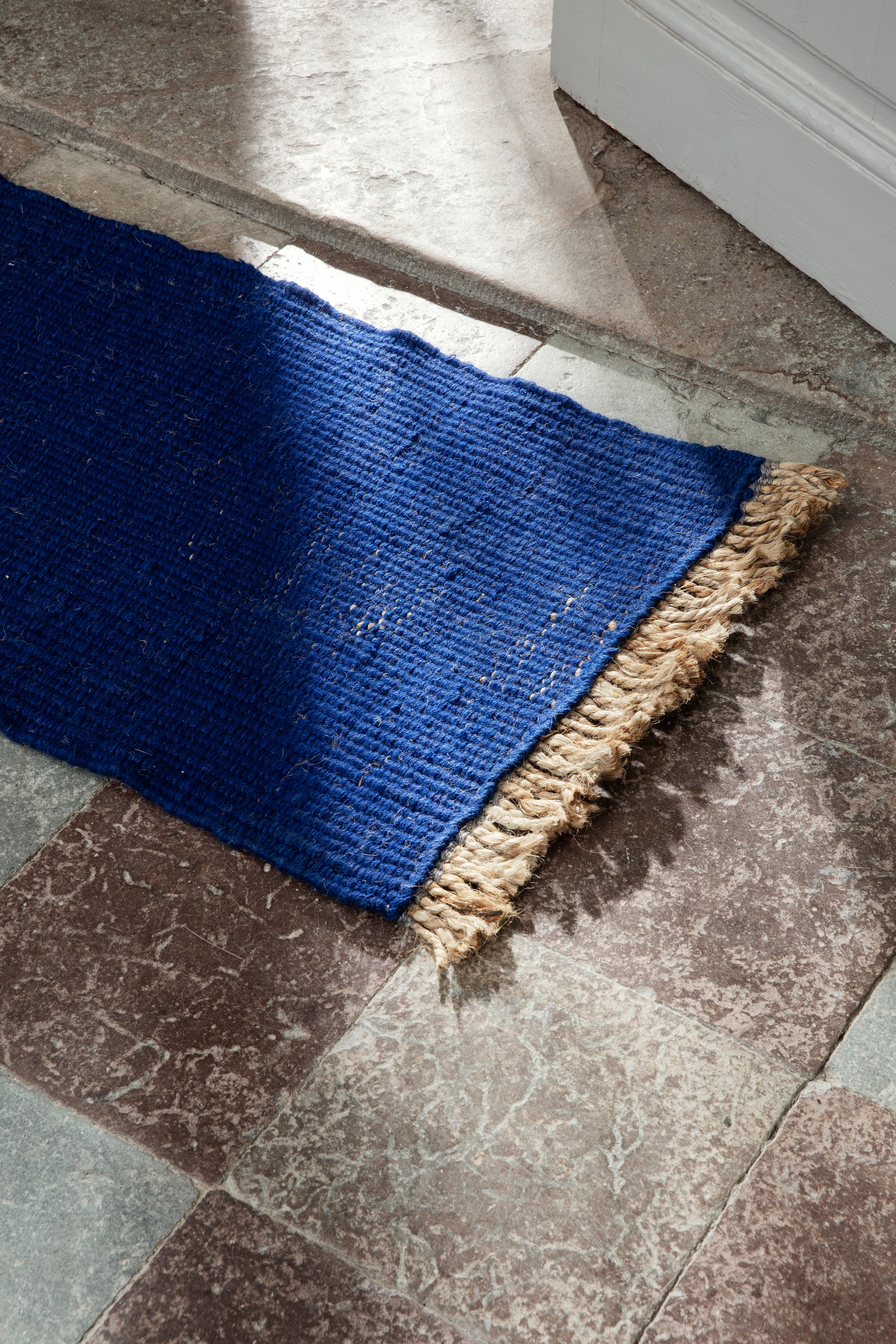 BLOCK MAT Teppich hellblau mit beigen Fransen