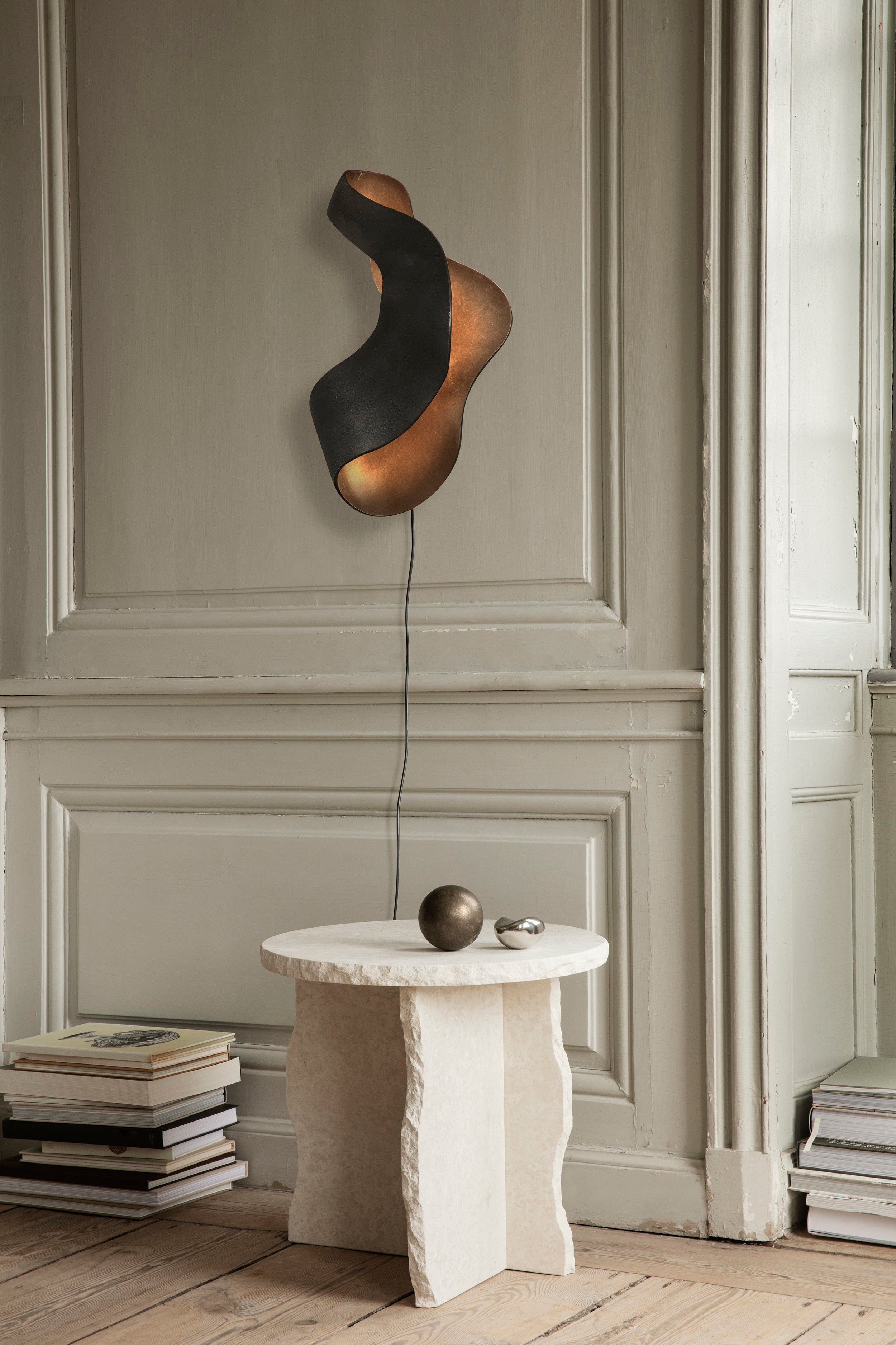 OYSTER black wall lamp
