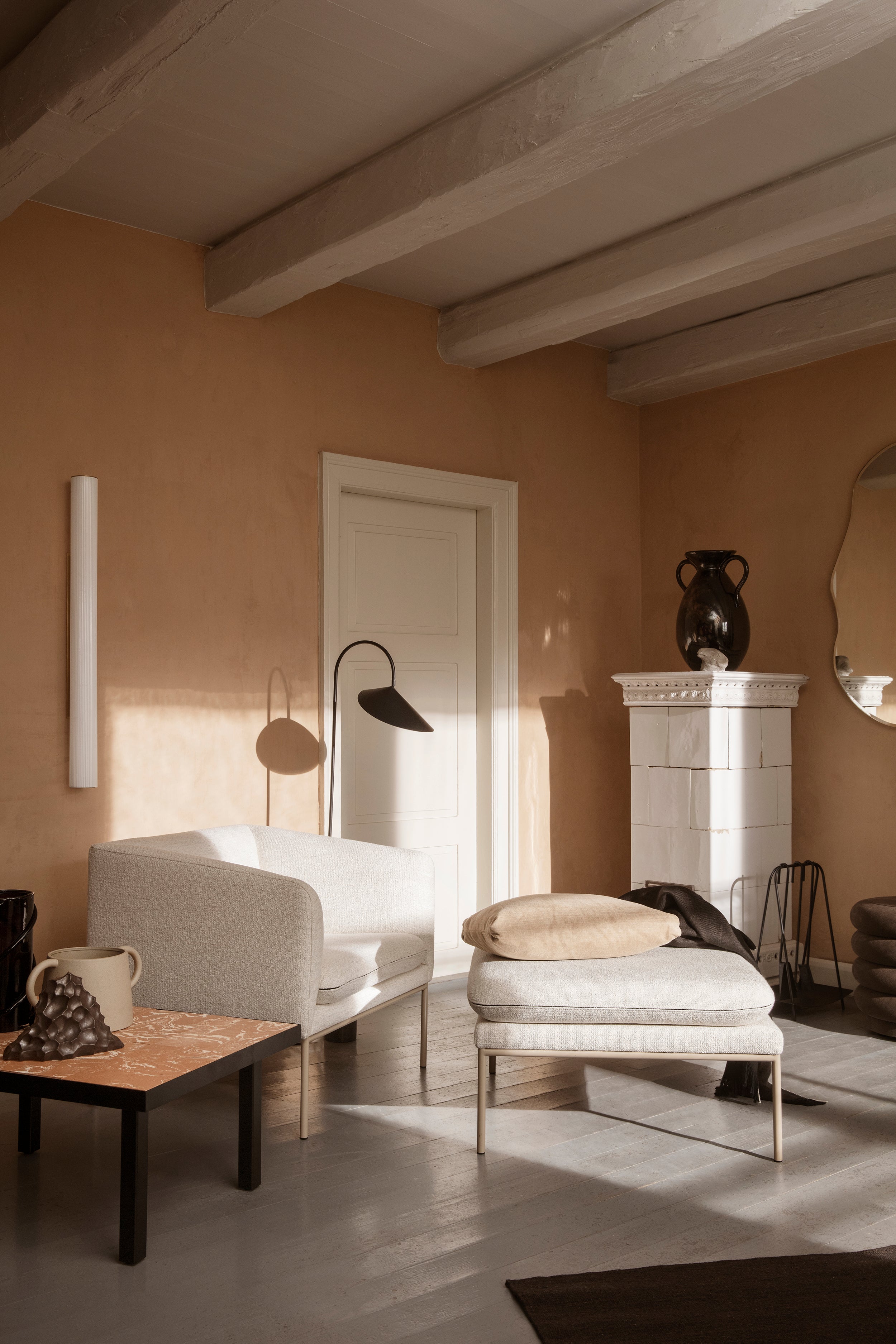 VUELTA LONG wall lamp in white with a brass finish
