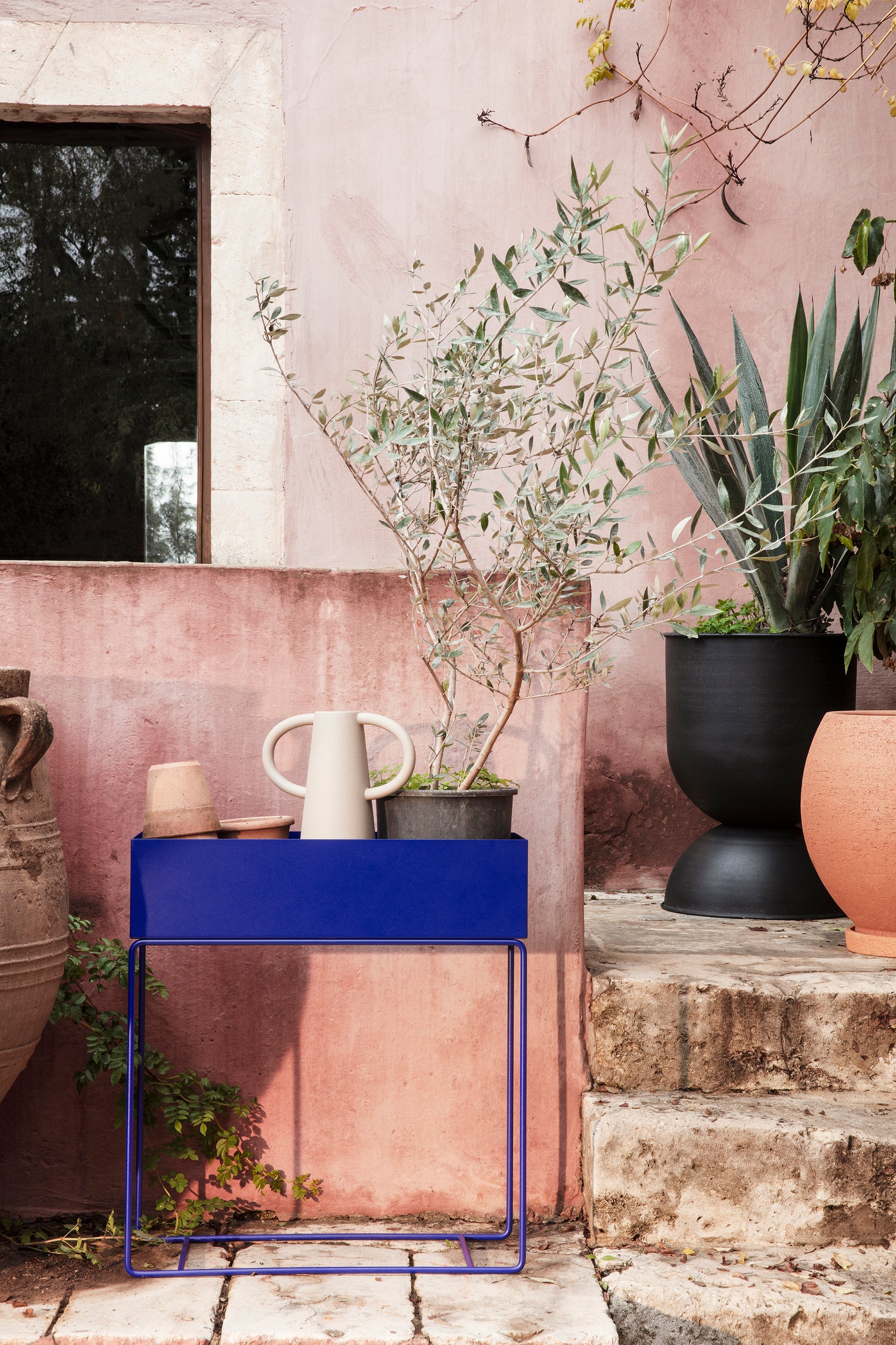 Hourglass pot black