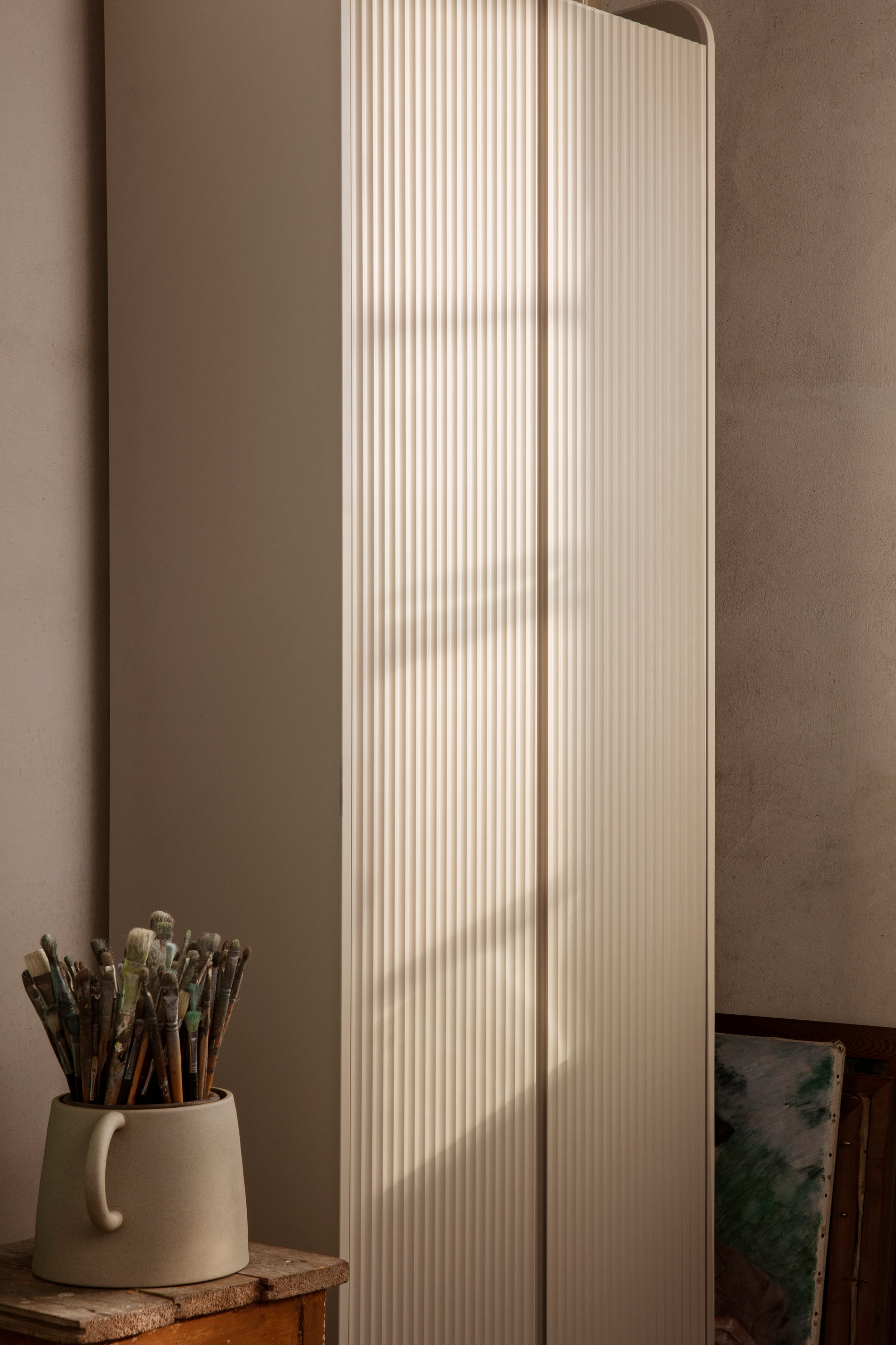 SILL CUPBOARD TALL 2-türiger Kleiderschrank beige
