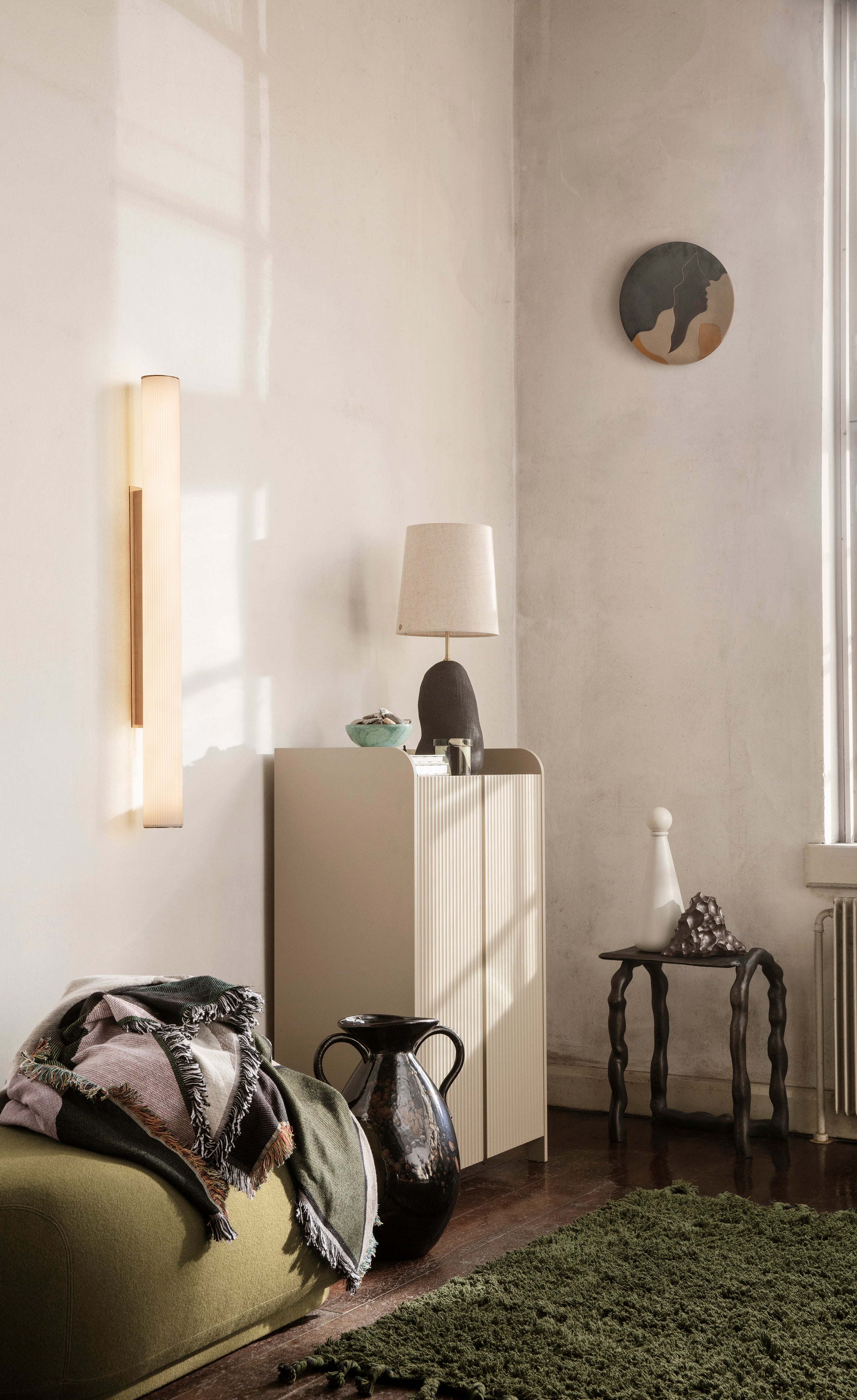 VUELTA LONG wall lamp in white with a brass finish