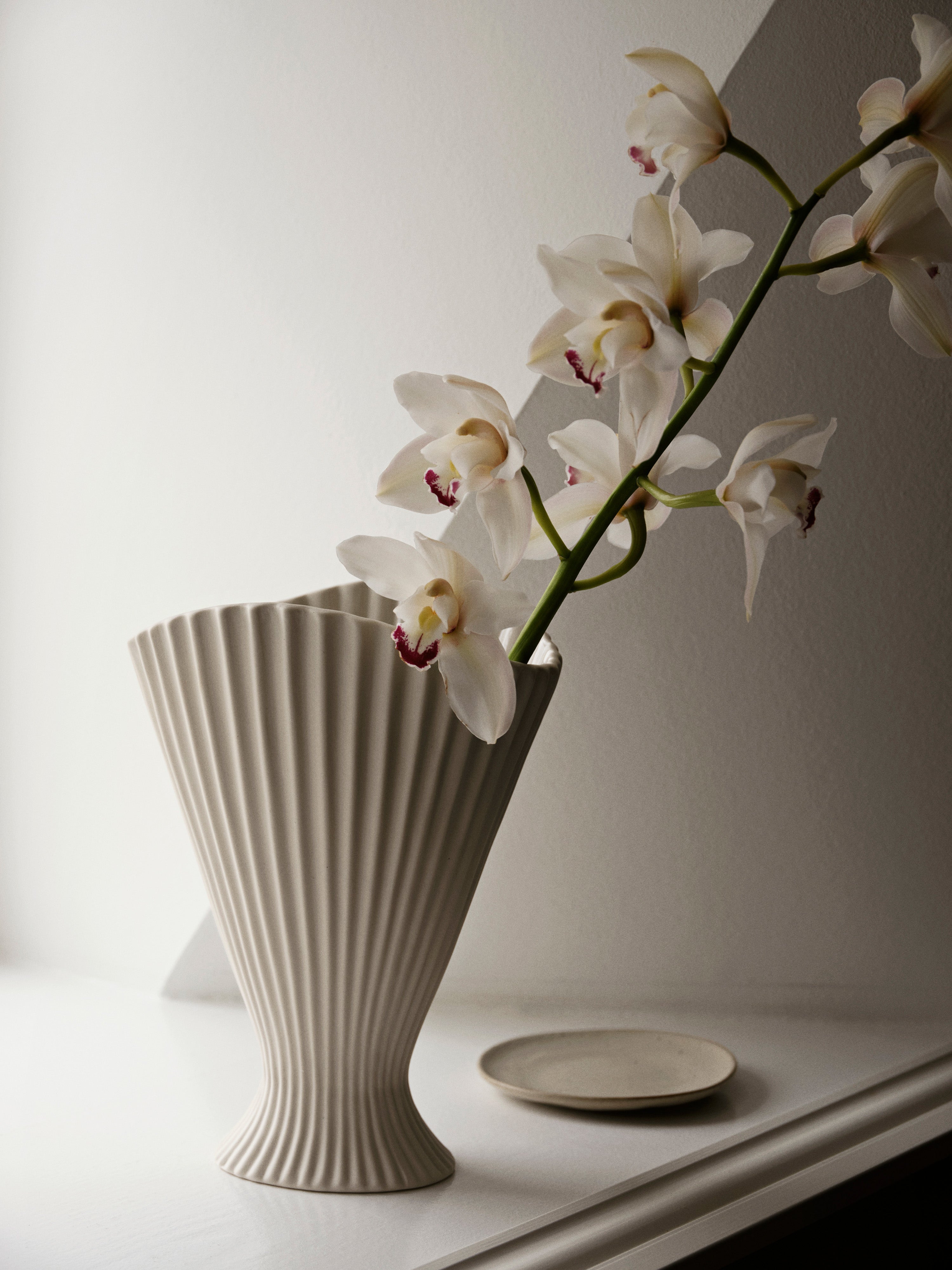 Brunnenvase gebrochen weiß