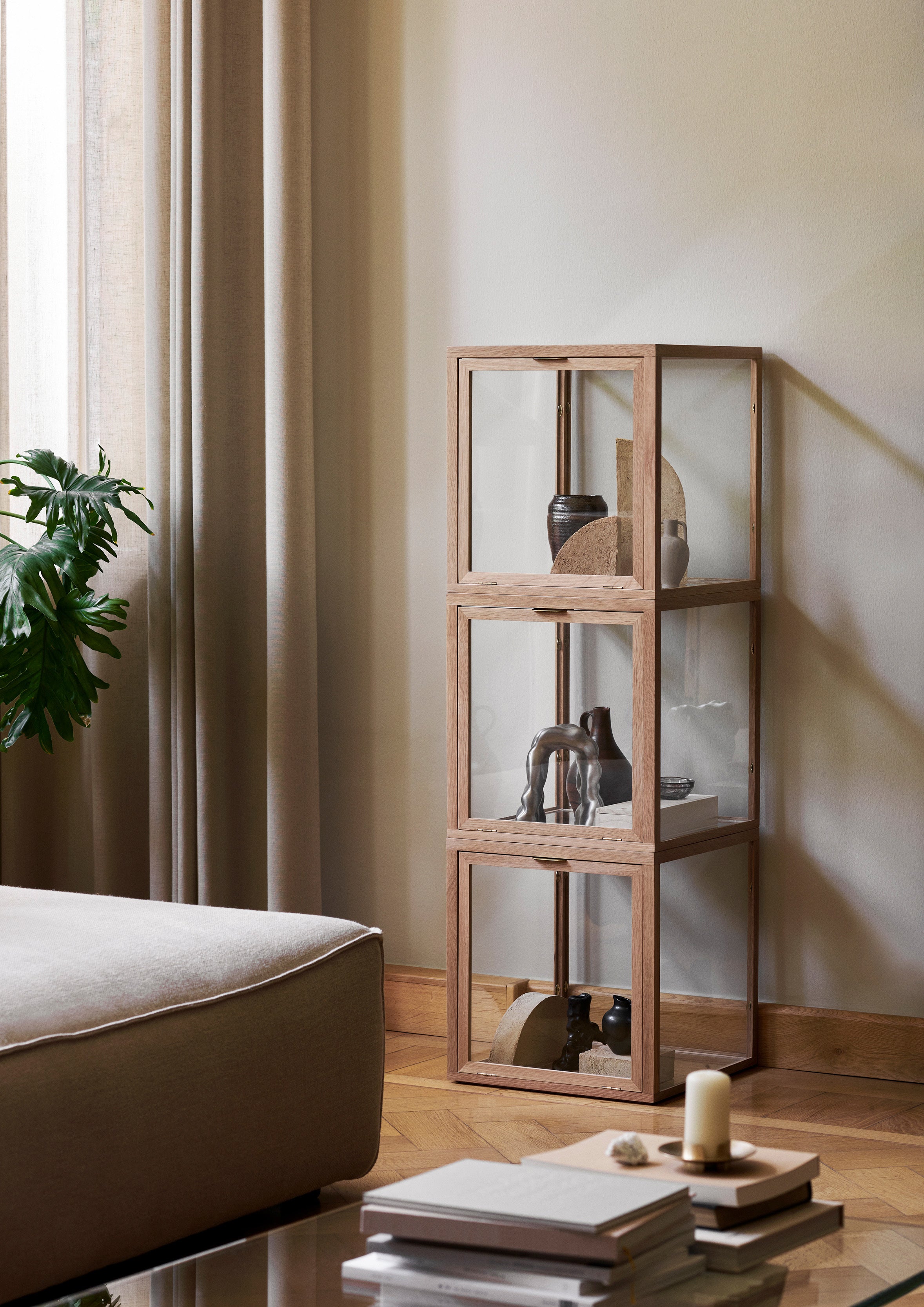 MIRU GLASS MONTRE Vitrine aus Eiche
