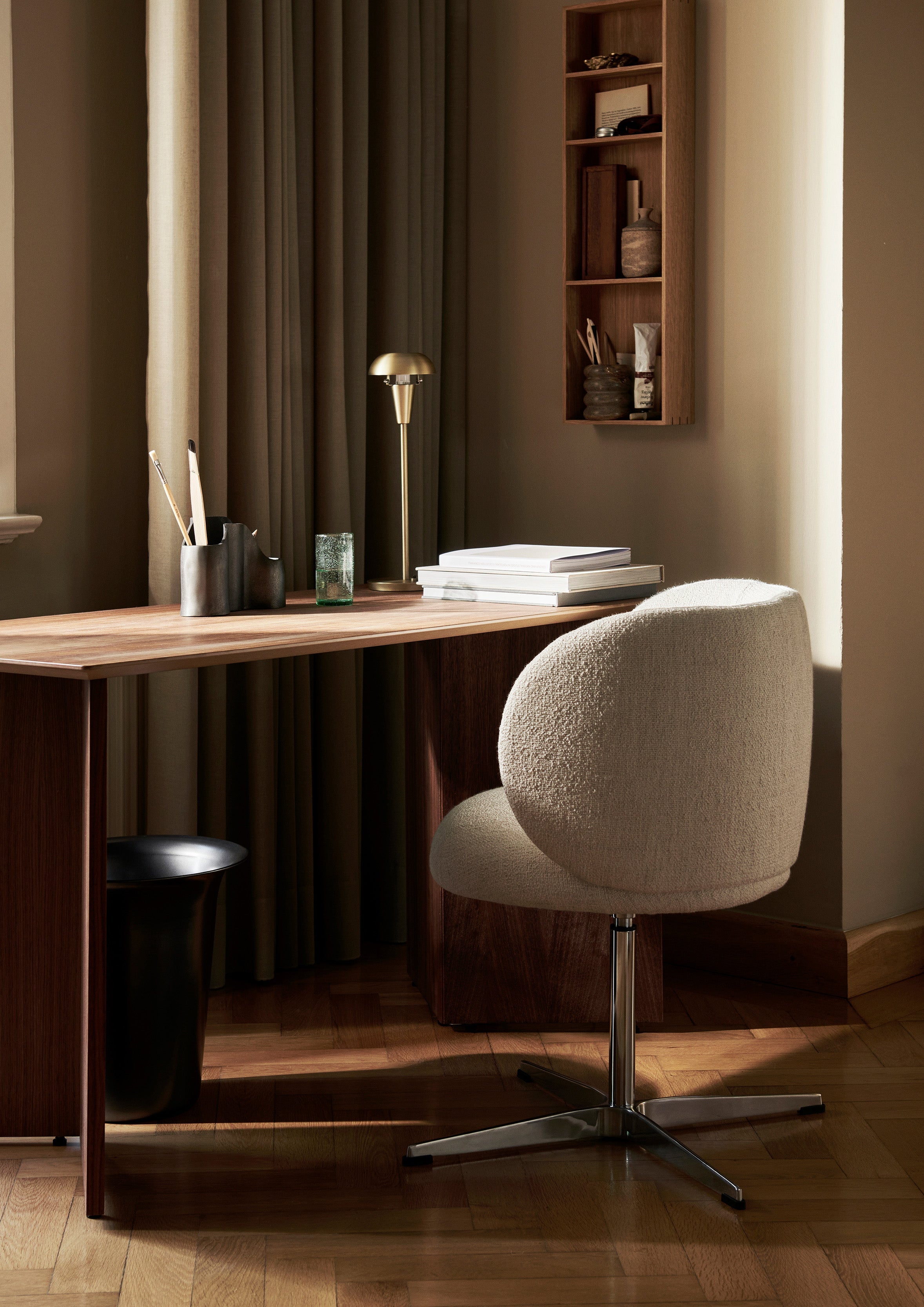 Rotary chair with Rico Bouclé armrests broken white