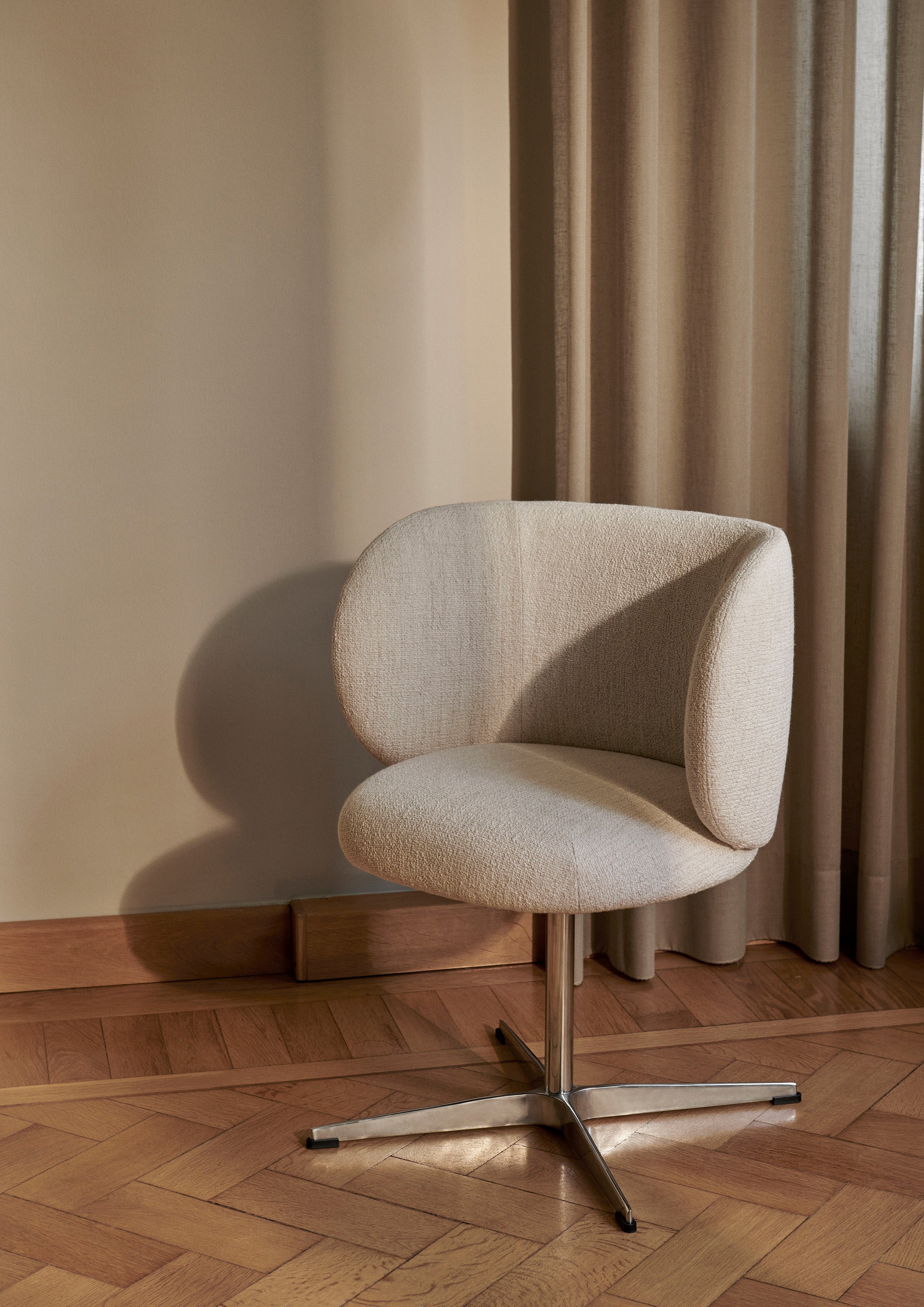 Rotary chair with Rico Bouclé armrests broken white