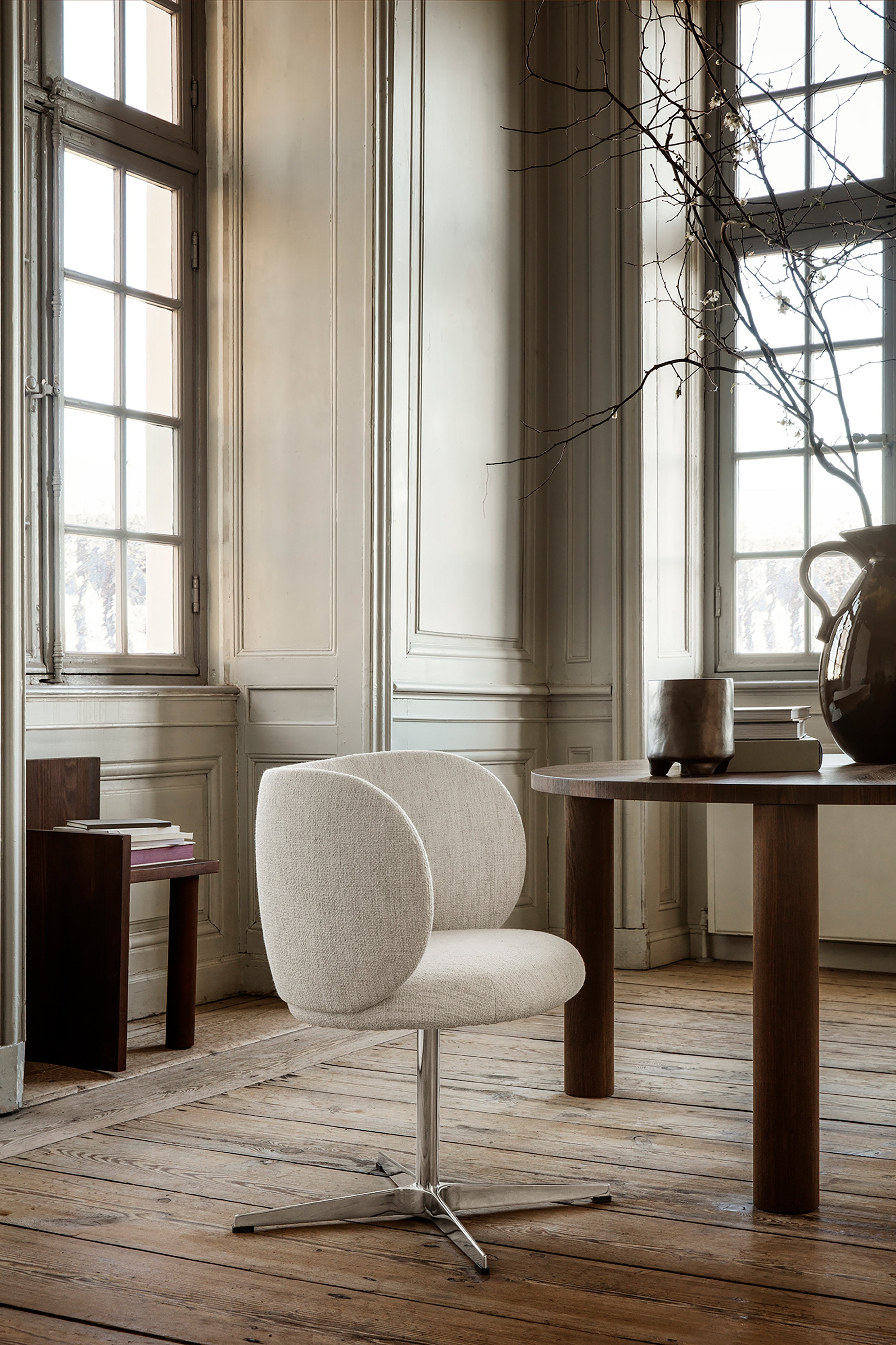 Rotary chair with Rico Bouclé armrests broken white