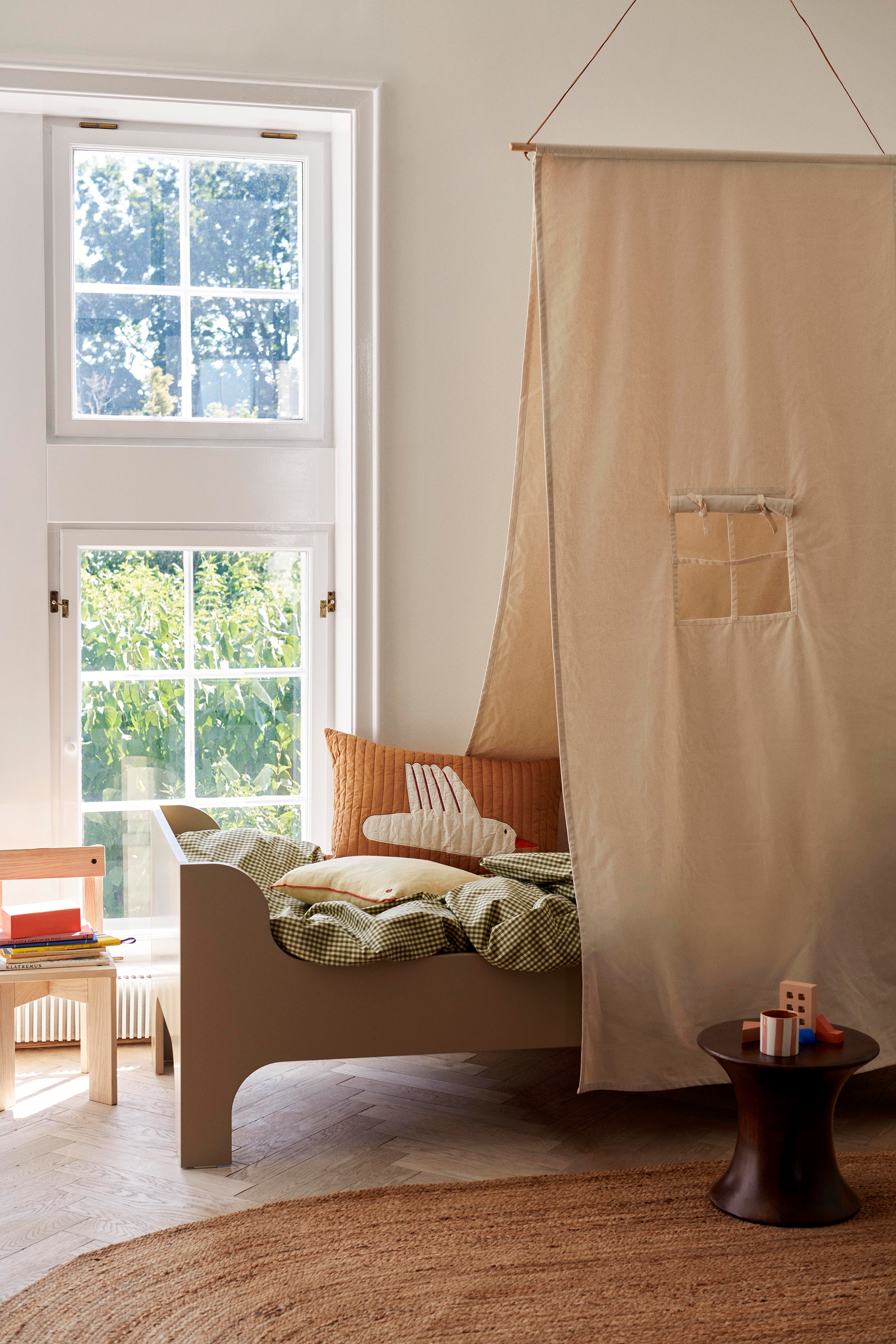 Gepolstertes Kissen BIRD QUILTED hellbraun mit Weiß
