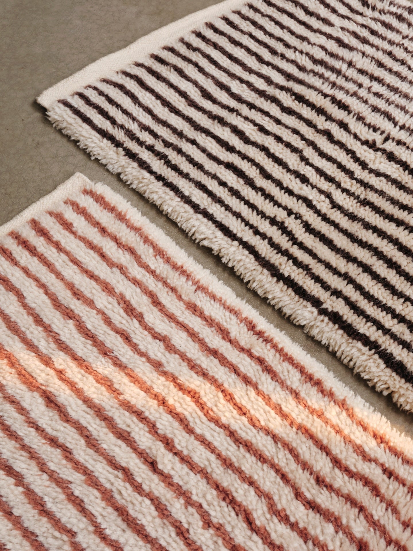 KAMI KNOTTED Teppich braun mit beige