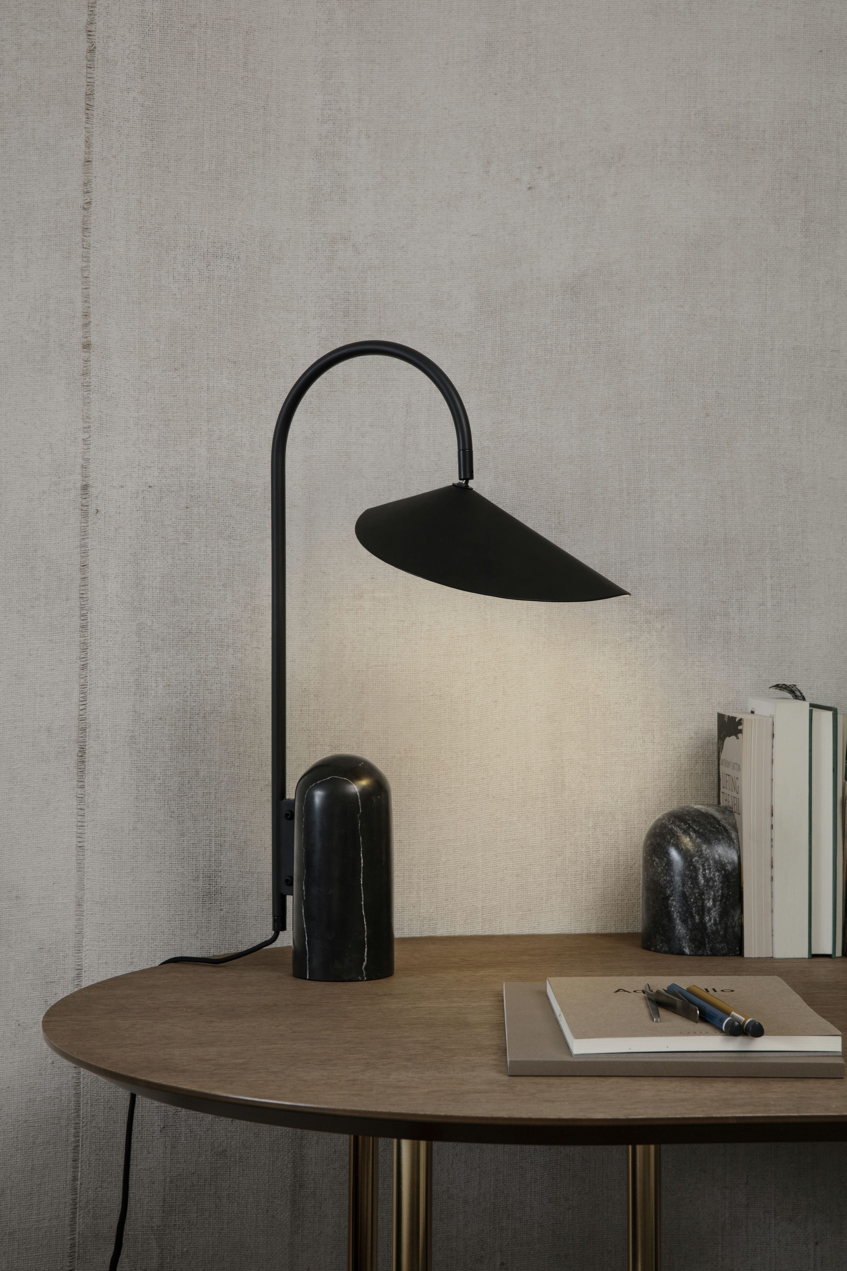 Arum Tischlampe schwarzer Marmor