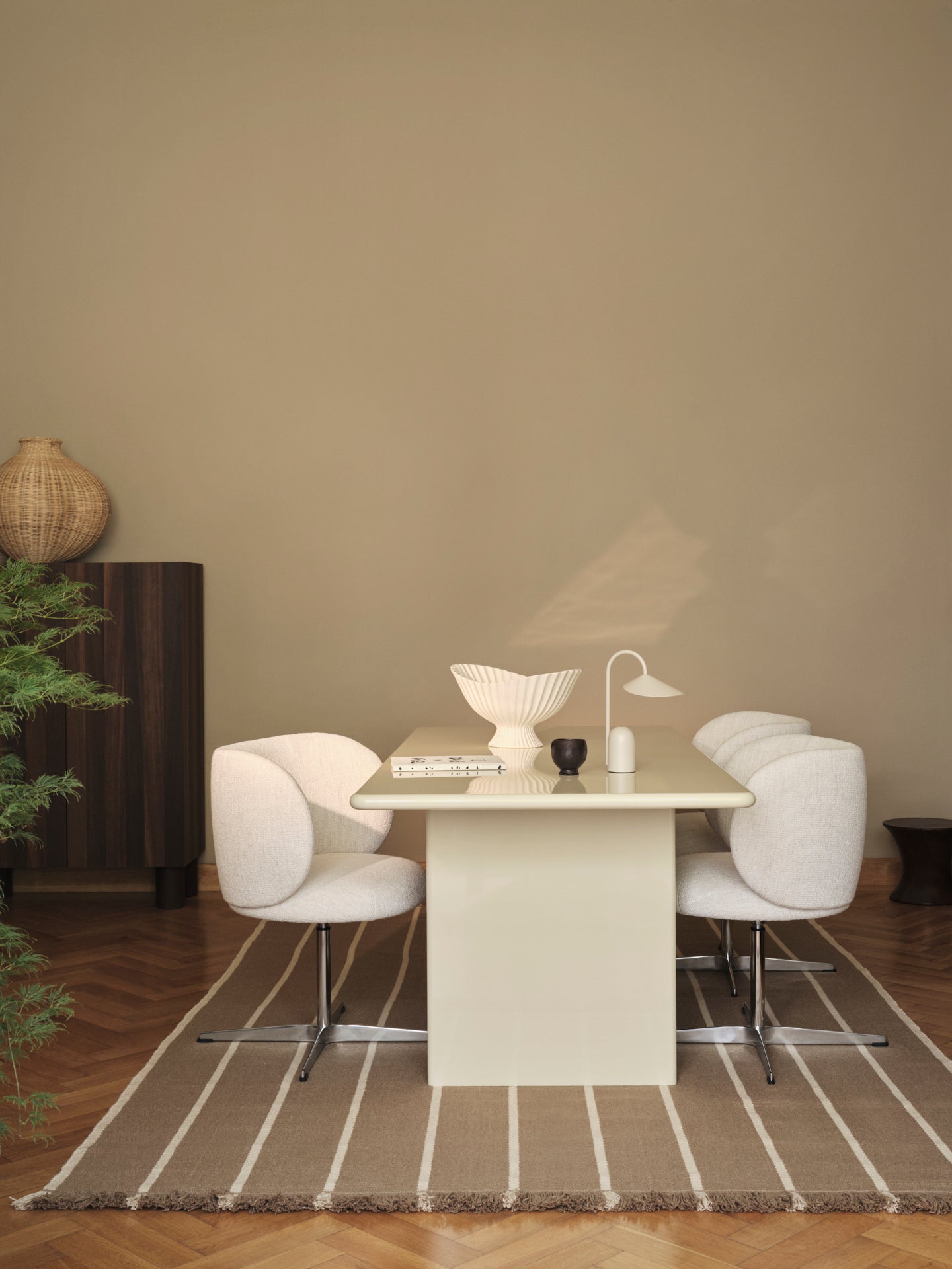 Rotary chair with Rico Bouclé armrests broken white
