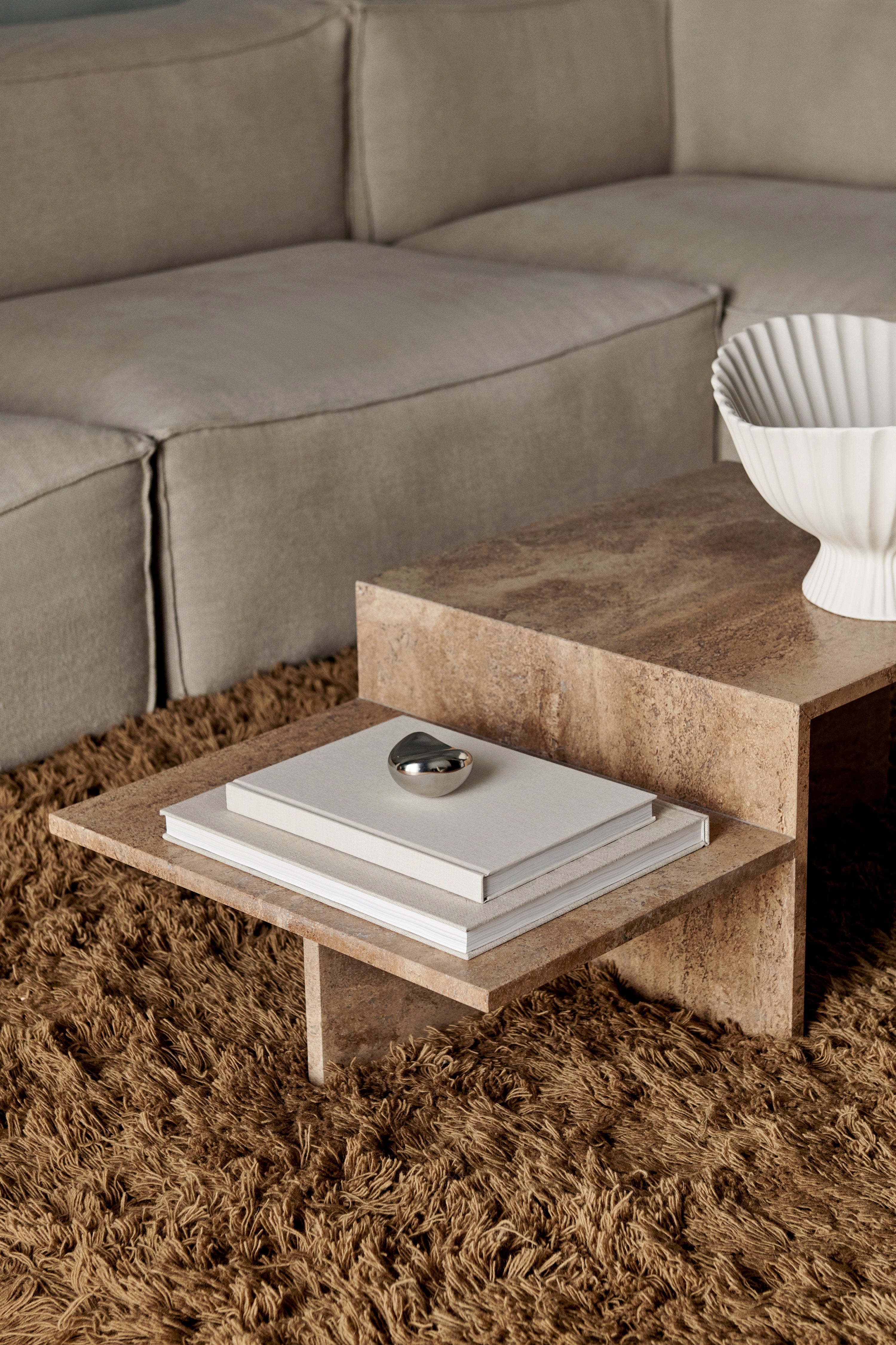Unterschiedlicher Couchtisch brauner Travertin