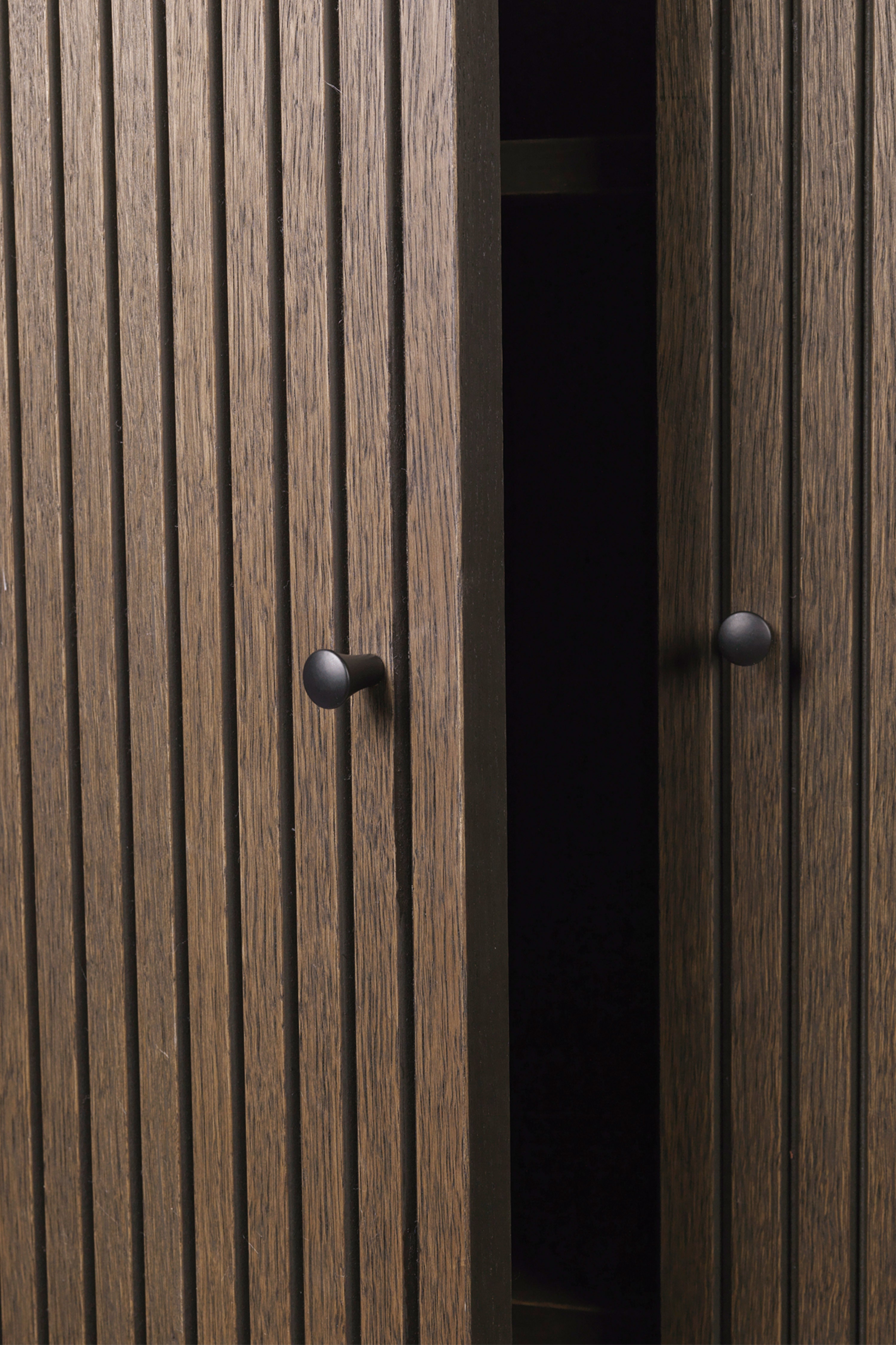 SILL CUPBOARD LOW 2-türiger Kleiderschrank, dunkelbraunes Eichenfurnier