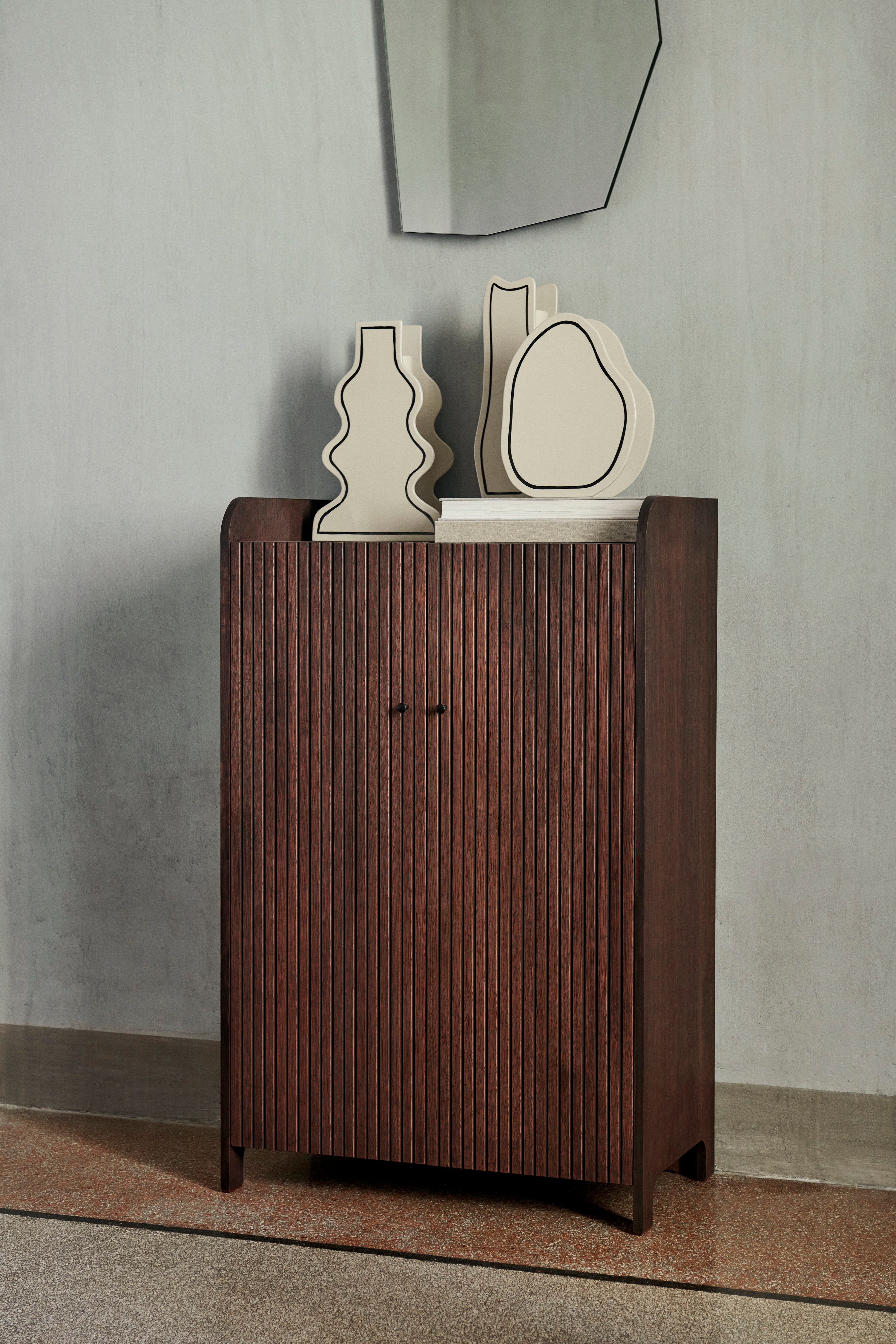 SILL CUPBOARD LOW 2-türiger Kleiderschrank, dunkelbraunes Eichenfurnier