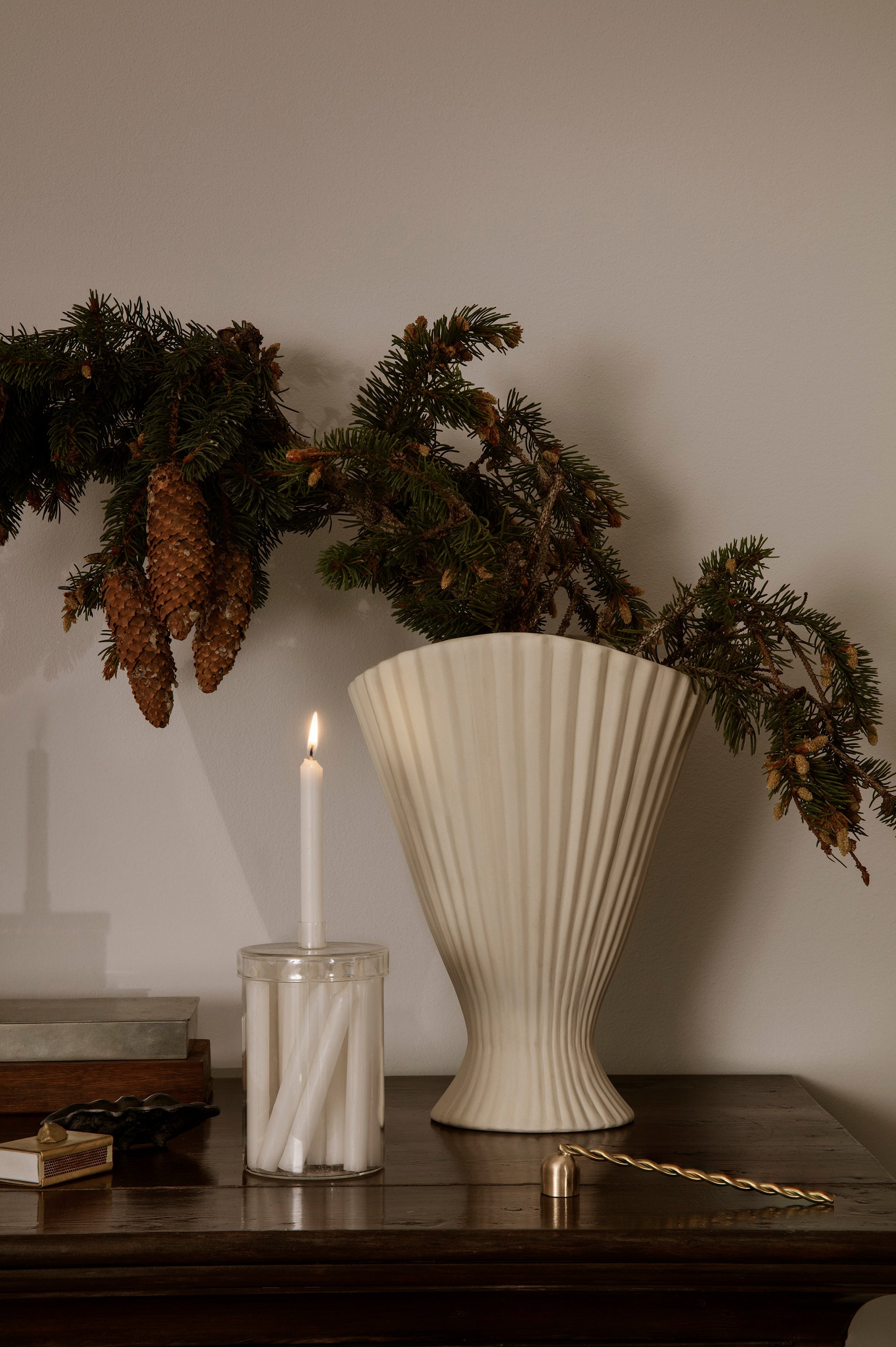 Brunnenvase gebrochen weiß