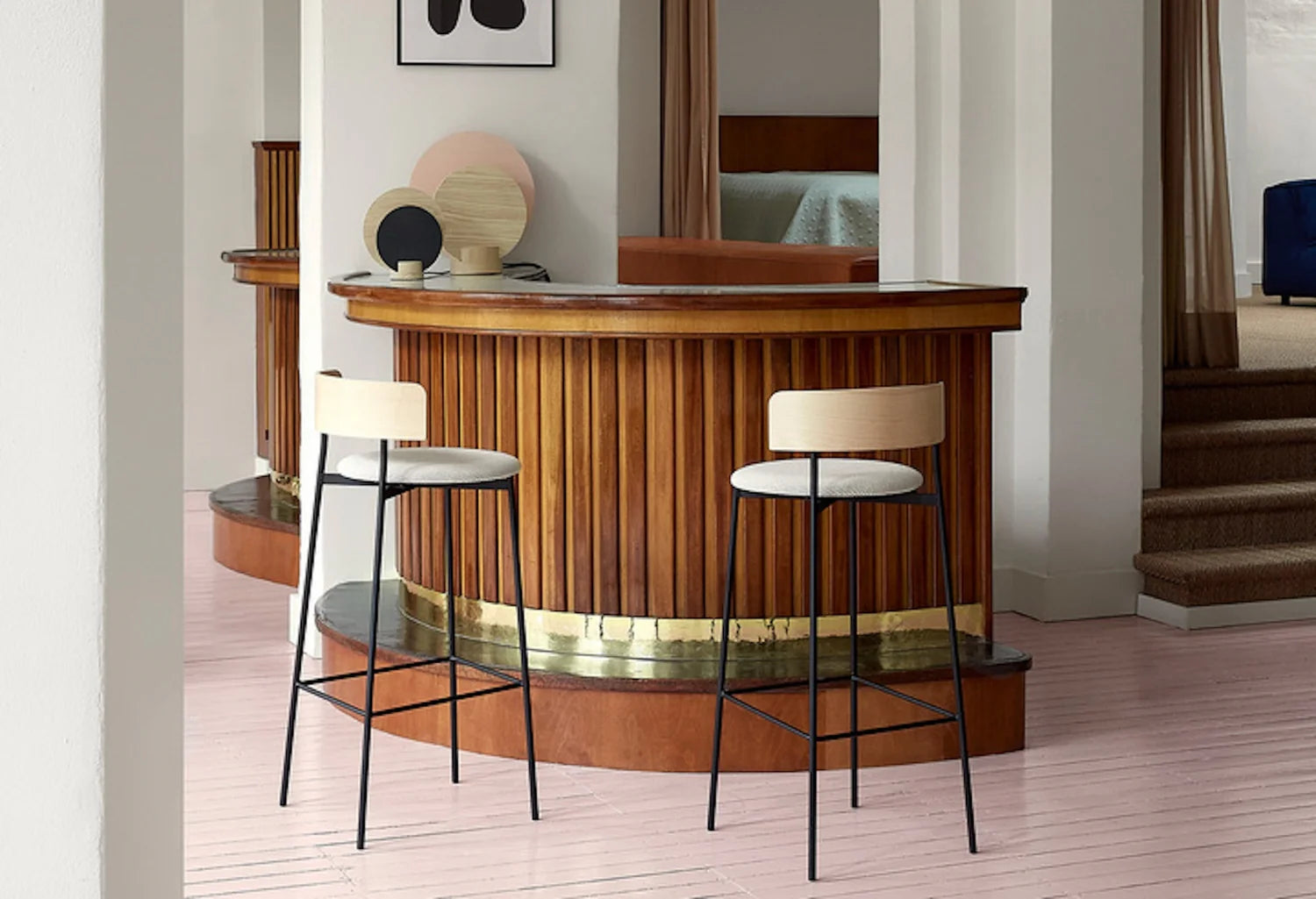 Barhocker FRIDAY mit schwarzem Sitz, Holzrückenlehne und beigem Fuß