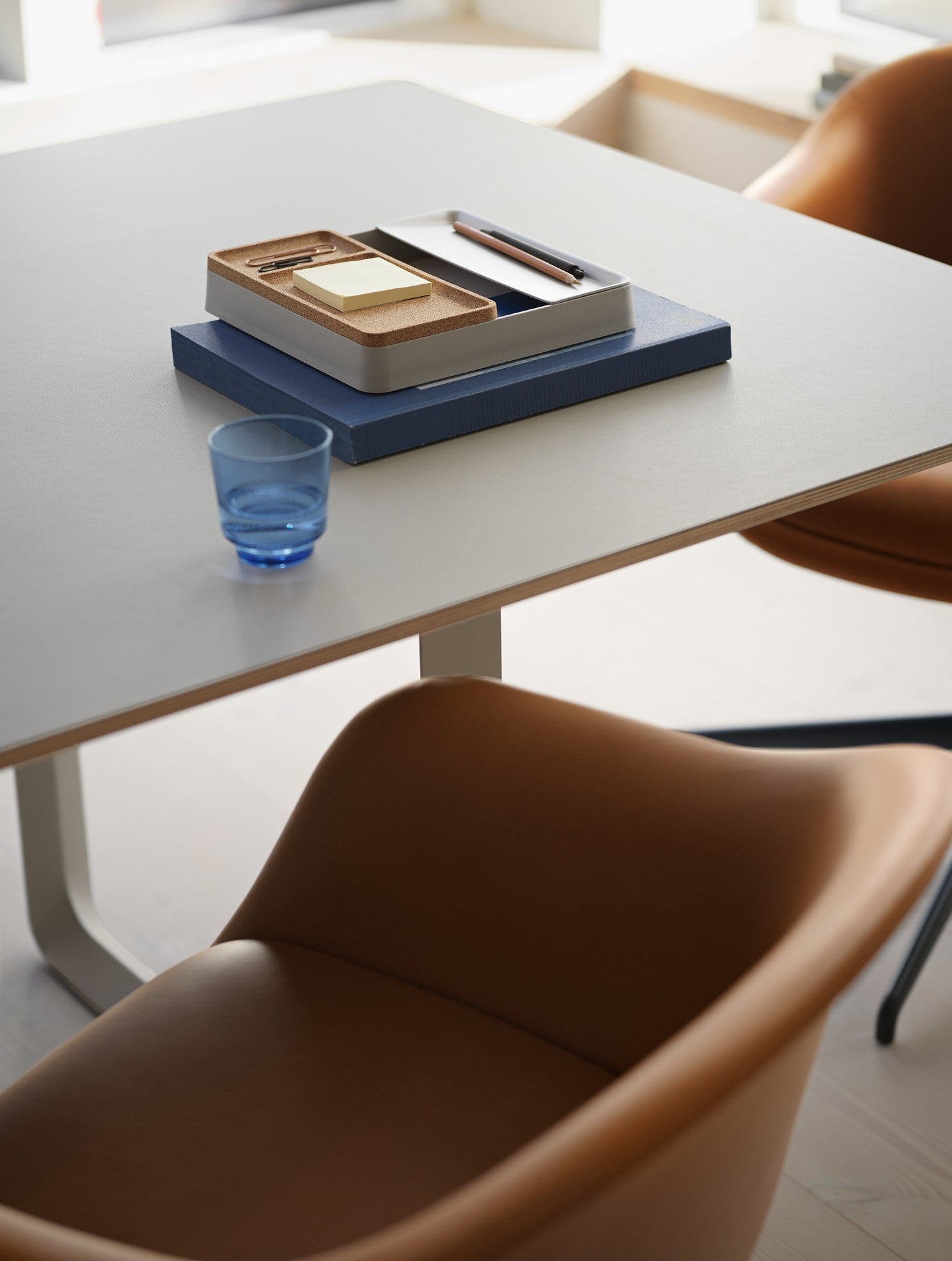 FIBER CONFERENCE Armchair with Armrests - Customizable