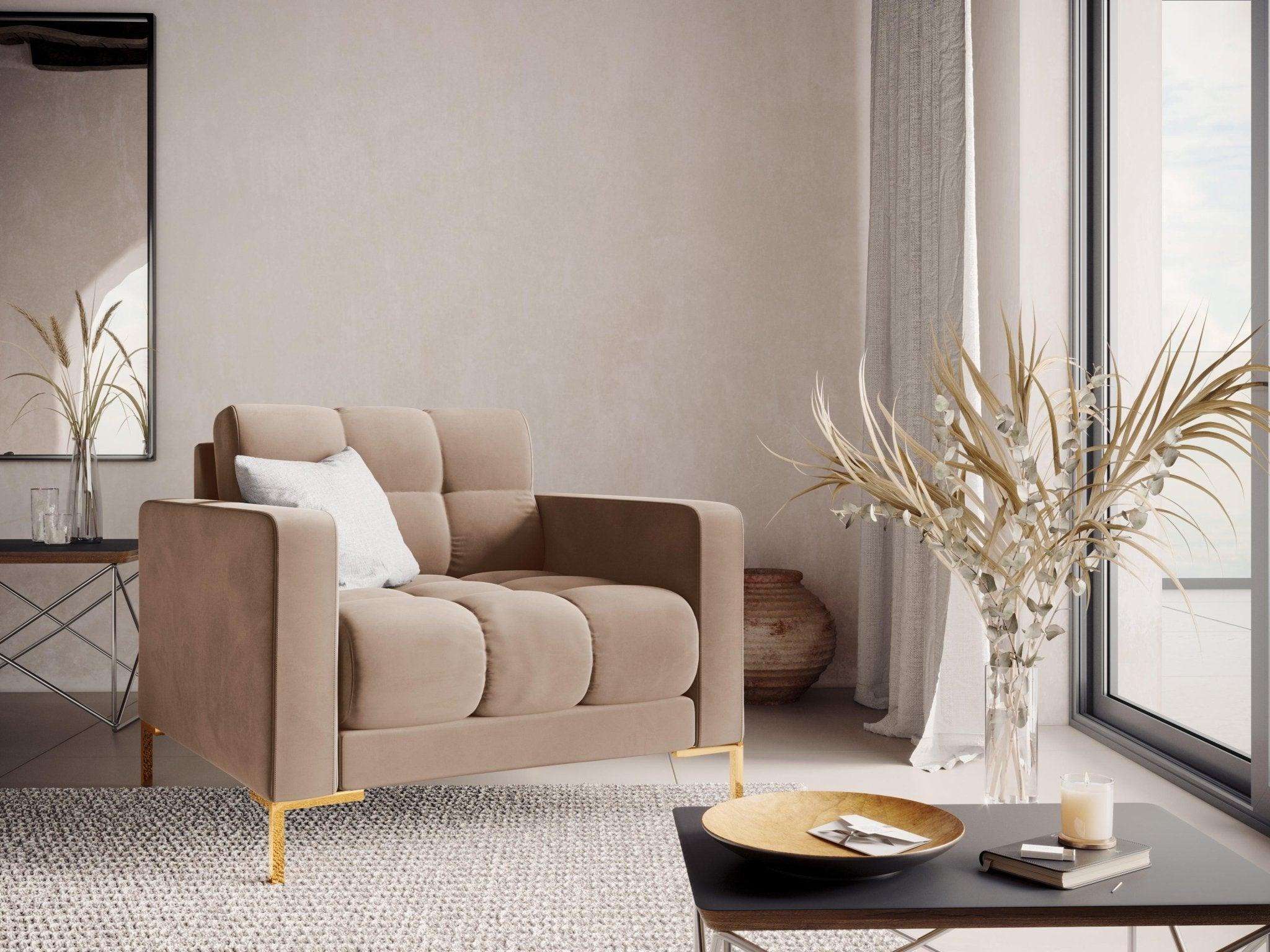 Fotel aksamitny BALI beżowy ze złotą podstawą Cosmopolitan Design Eye on Design