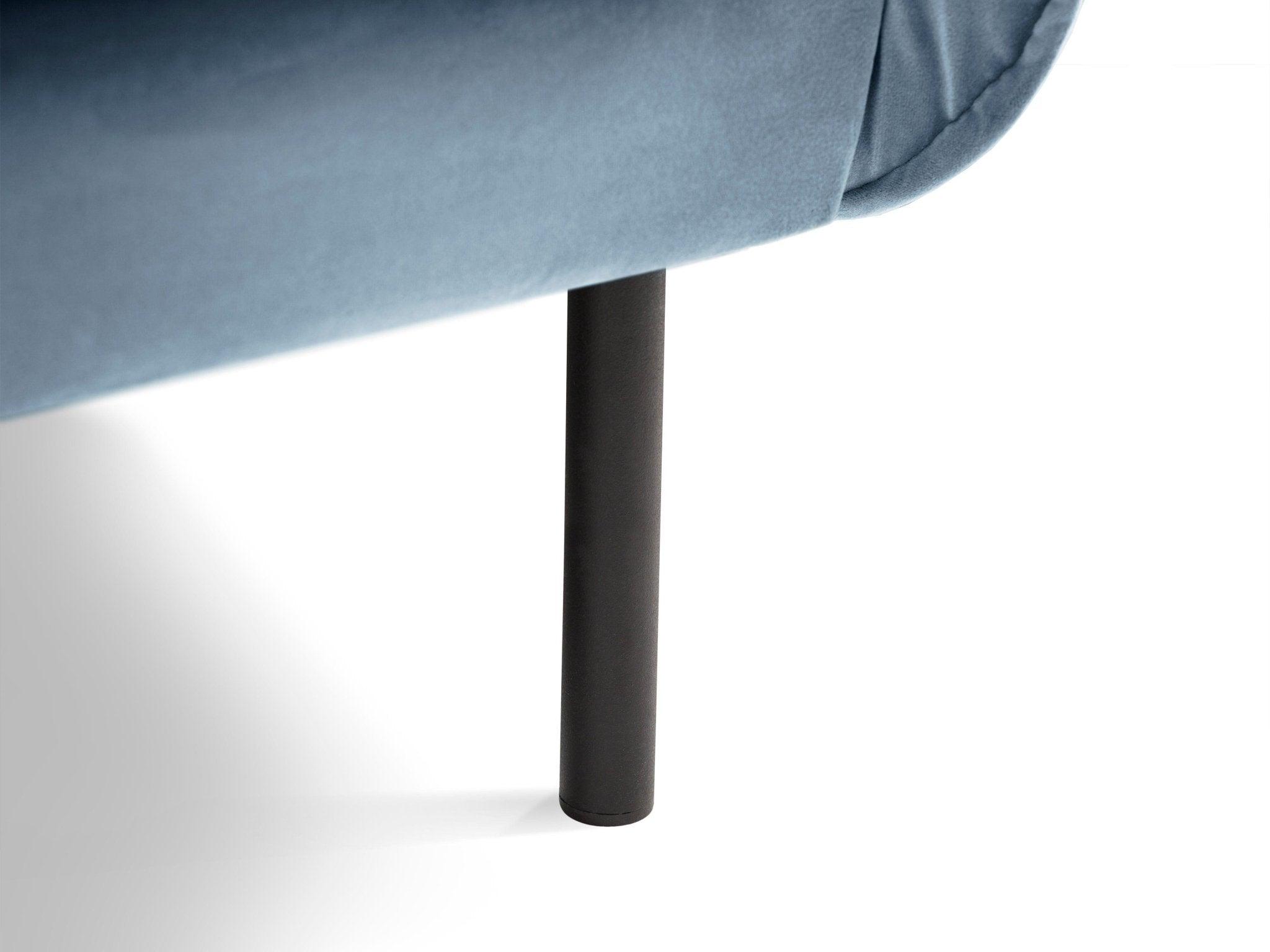Fotel aksamitny VIENNA jasnoniebieski z czarną podstawą Cosmopolitan Design Eye on Design
