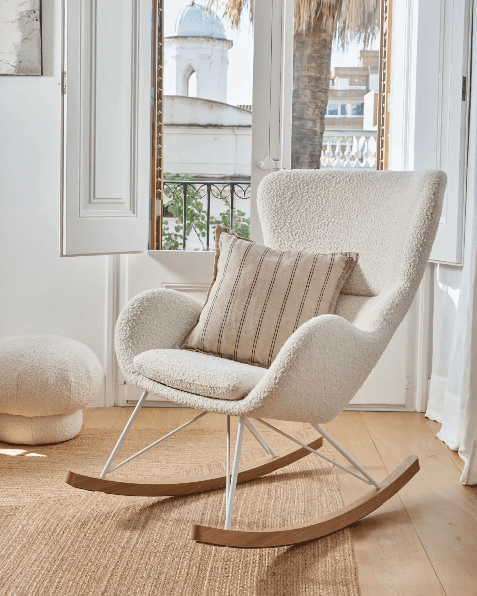 Fotel bujany VANIA biały baranek La Forma Eye on Design