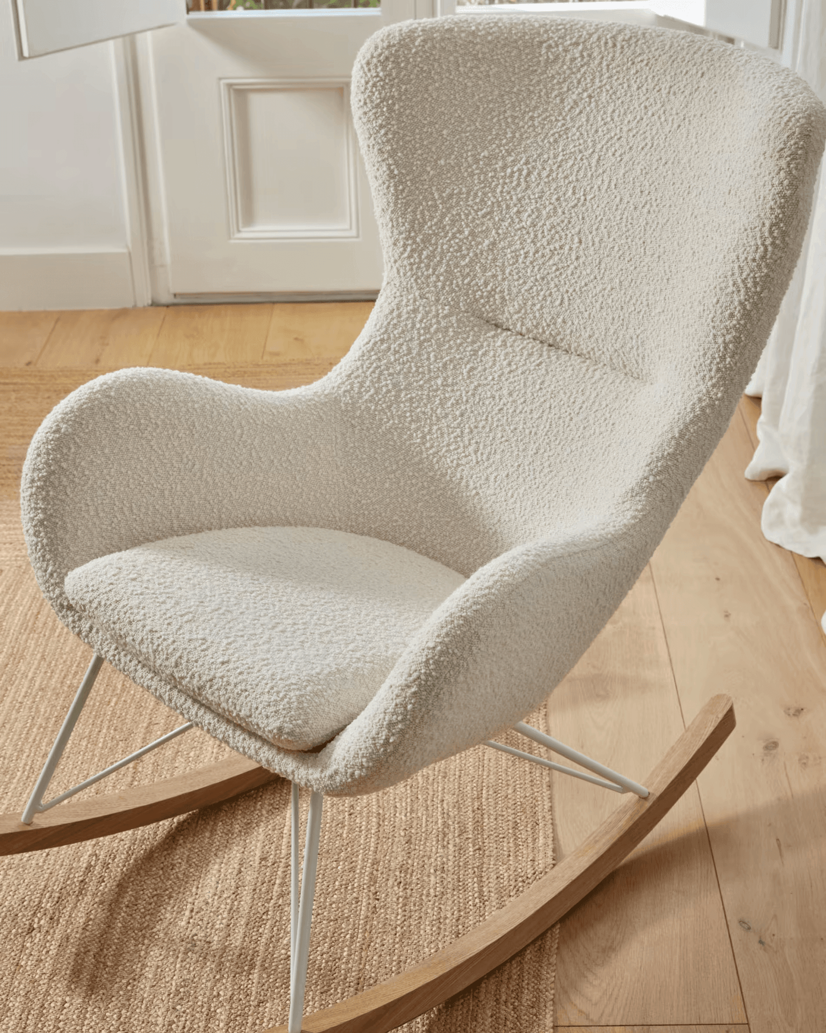 Fotel bujany VANIA biały baranek La Forma Eye on Design