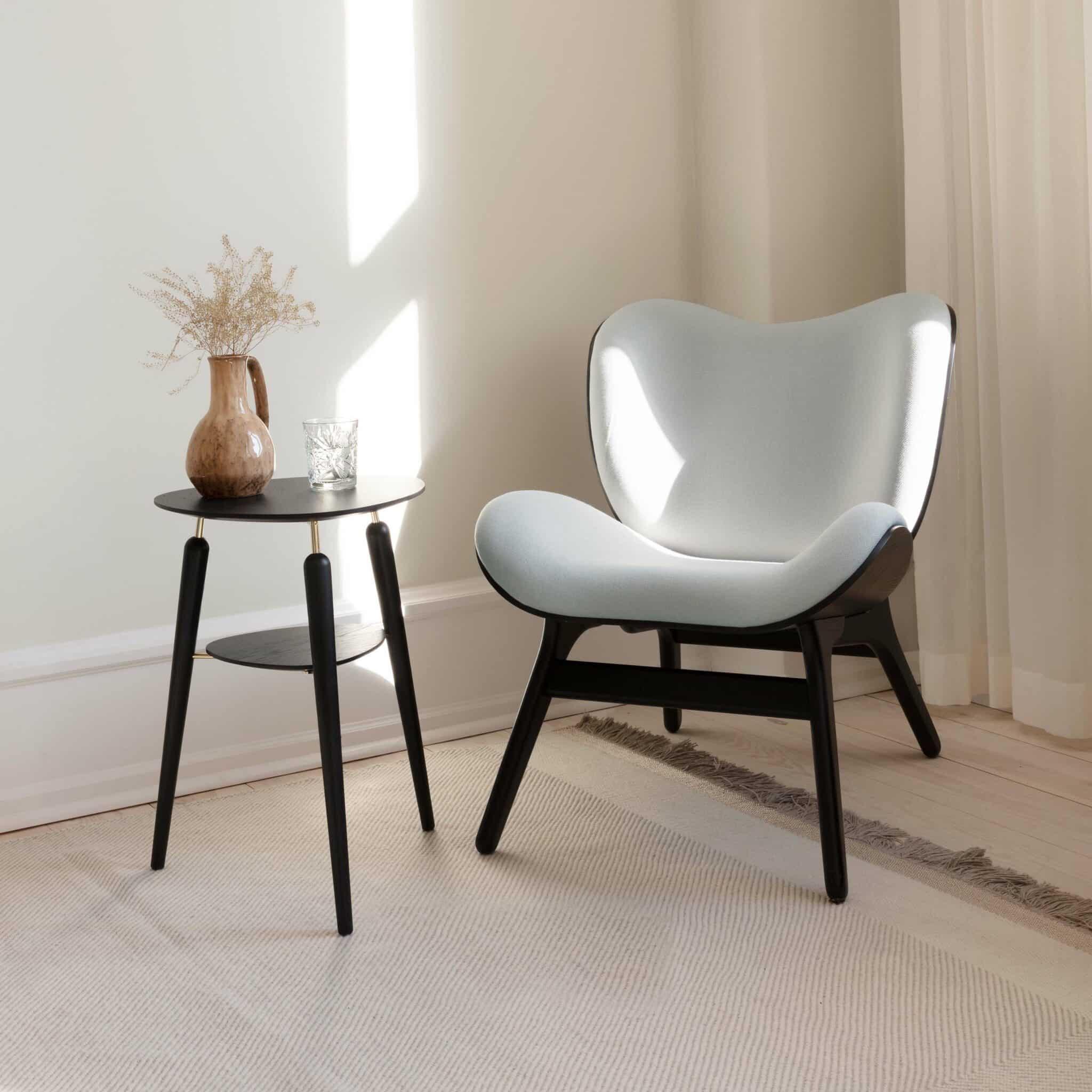 Fotel CONVERSATION PIECE antracytowy z ciemno dębową podstawą UMAGE Eye on Design