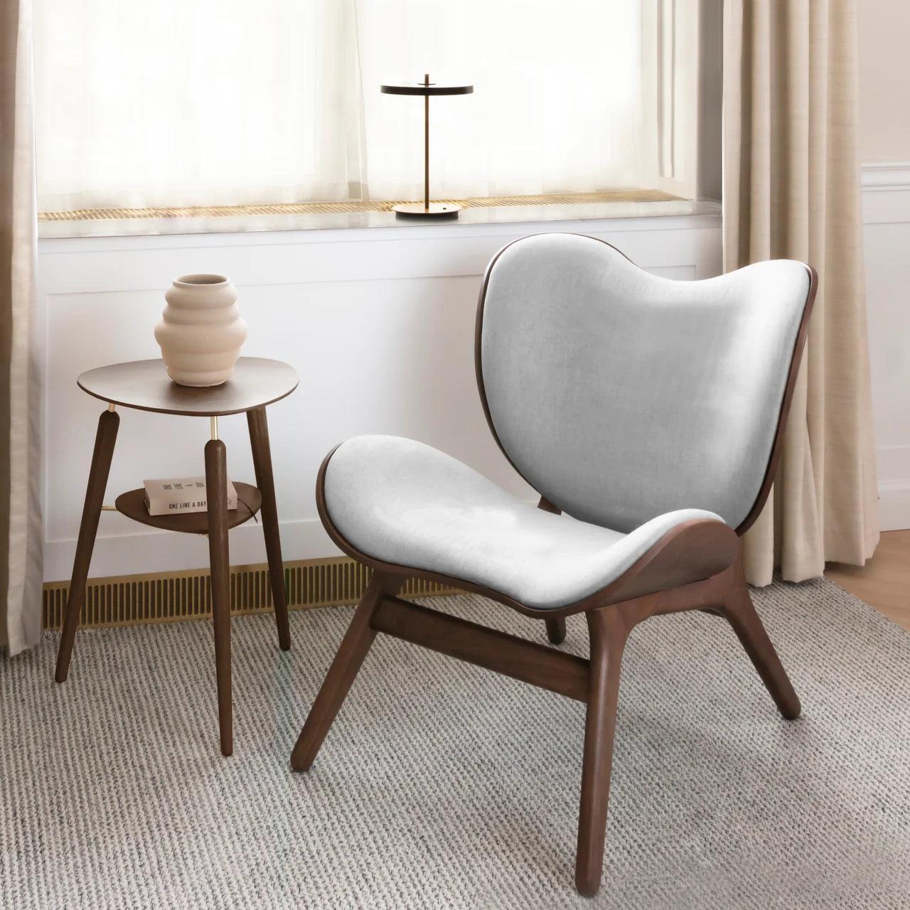 Fotel CONVERSATION PIECE antracytowy z ciemno dębową podstawą UMAGE Eye on Design
