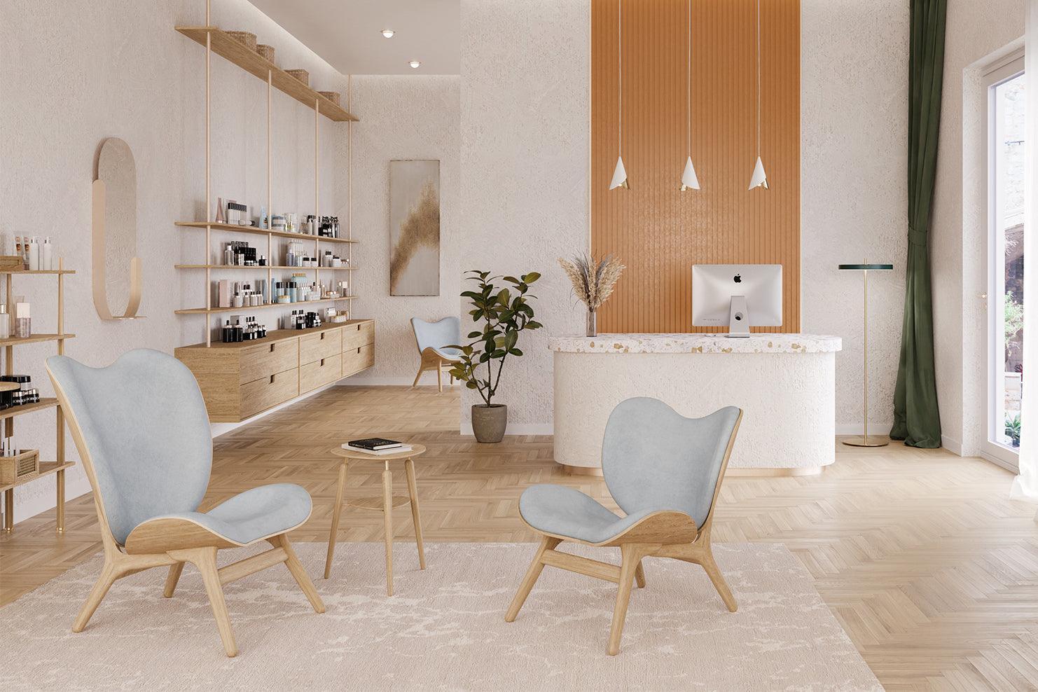 Fotel CONVERSATION PIECE TALL baby blue z dębową podstawą UMAGE Eye on Design