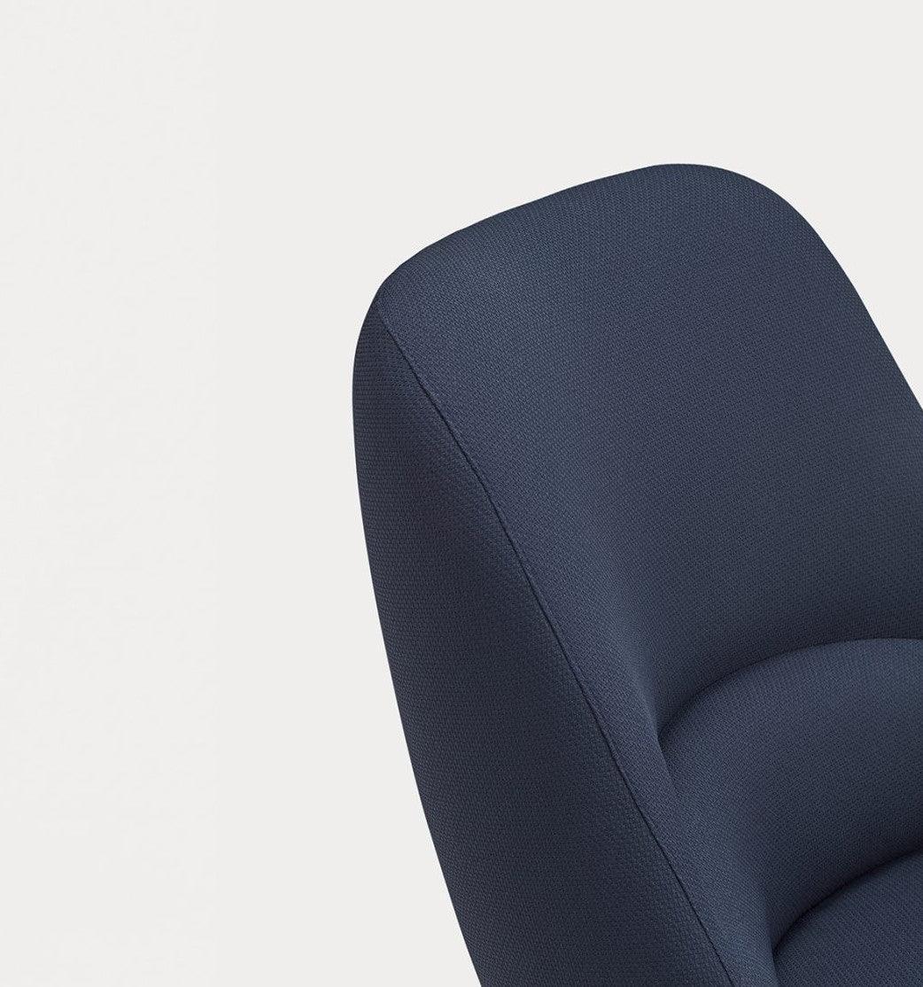 Fotel DINS ciemnoniebieski z drewnianą podstawą Teulat Eye on Design