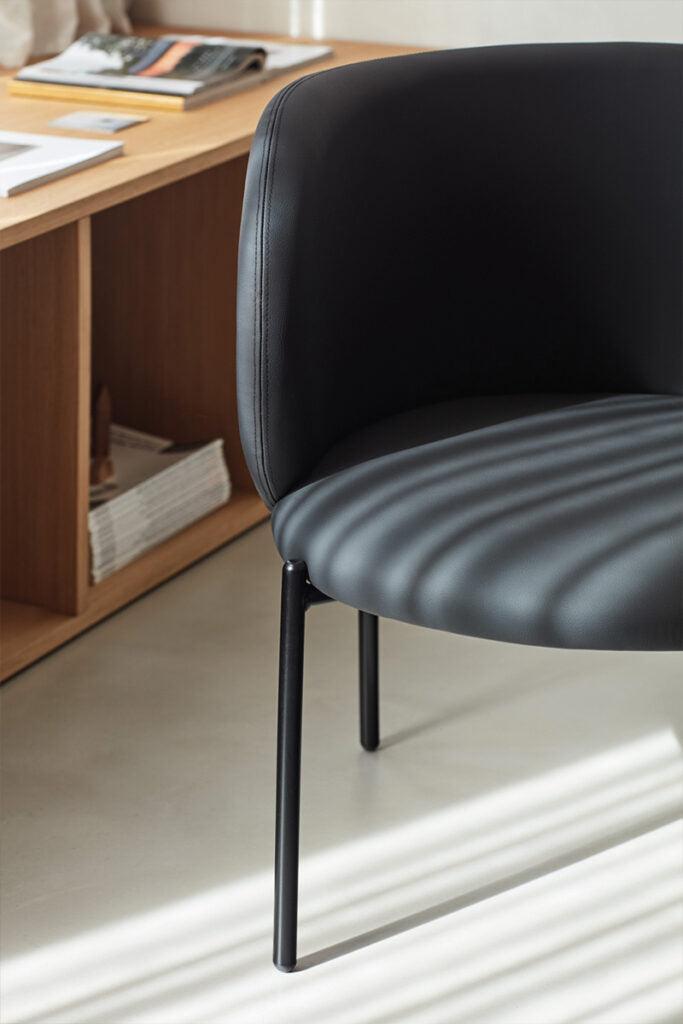 Fotel MOGI czarna ekoskóra Teulat Eye on Design