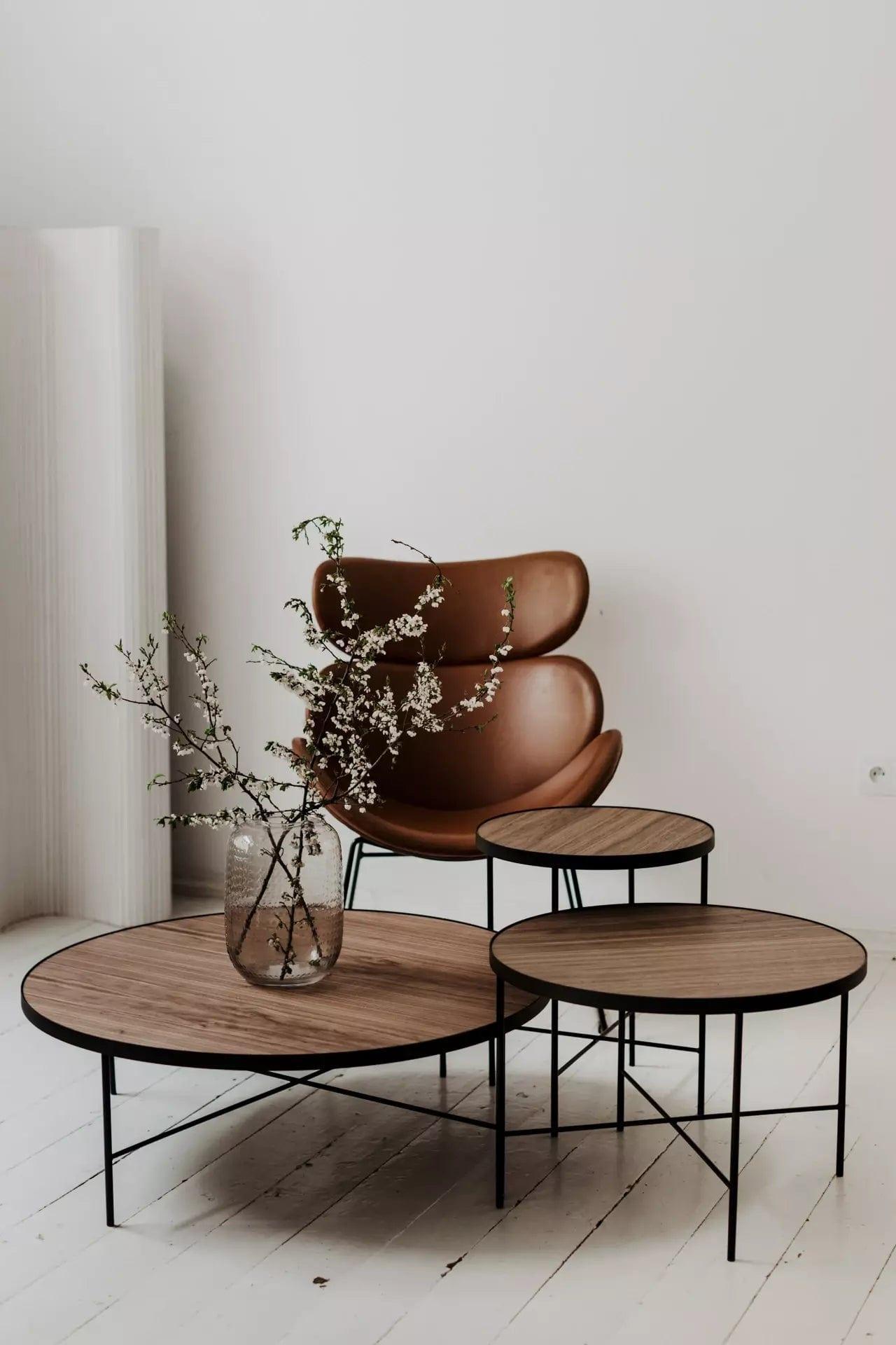 Fotel NILSEN ekoskóra brandy z czarną podstawą Home Essentials Eye on Design