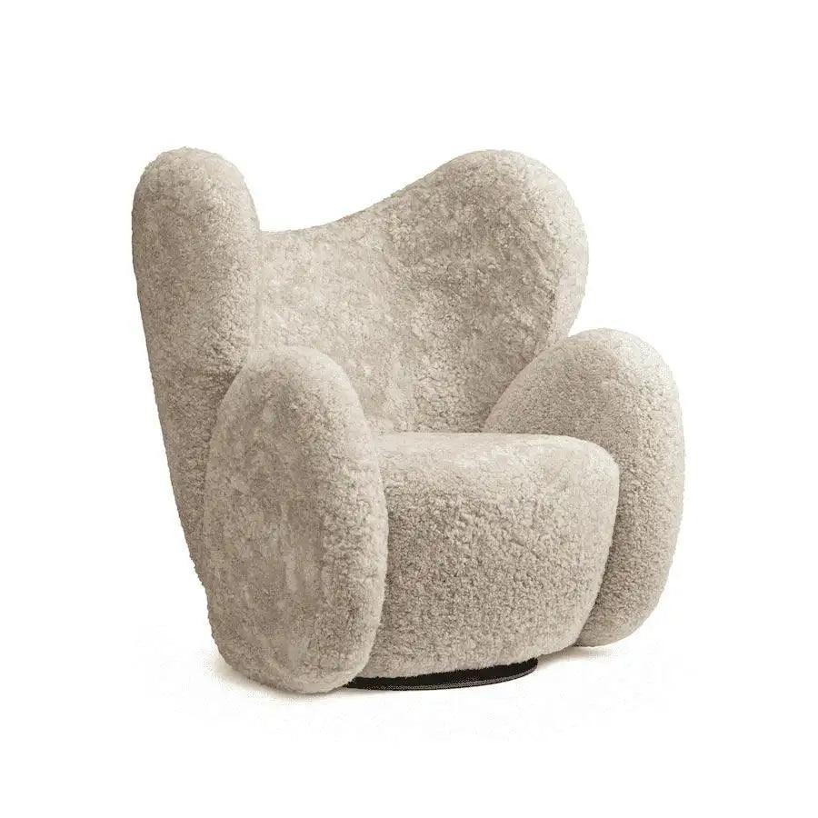Fotel obrotowy futrzany BIG BIG kremowy NORR11 Eye on Design