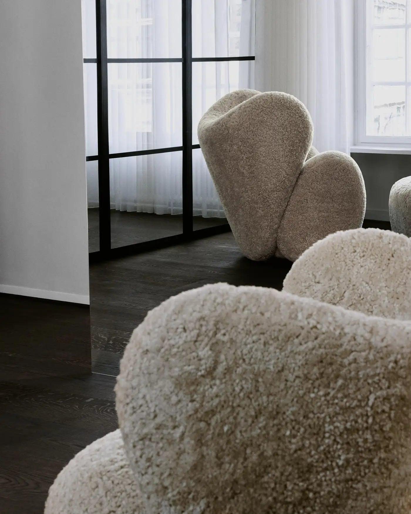 Fotel obrotowy futrzany BIG BIG kremowy NORR11 Eye on Design