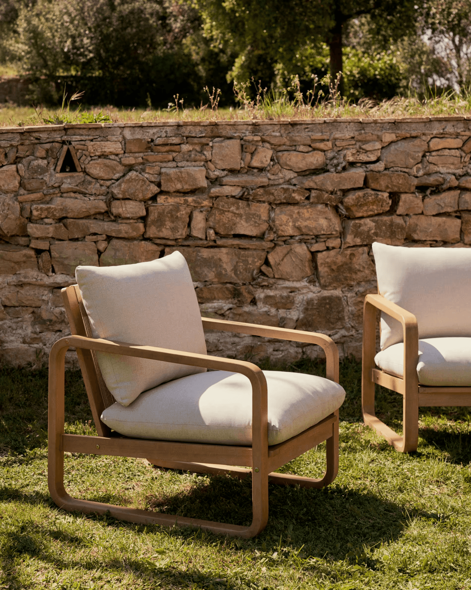 Fotel ogrodowy SACALETA lite drewno eukaliptusowe La Forma Eye on Design