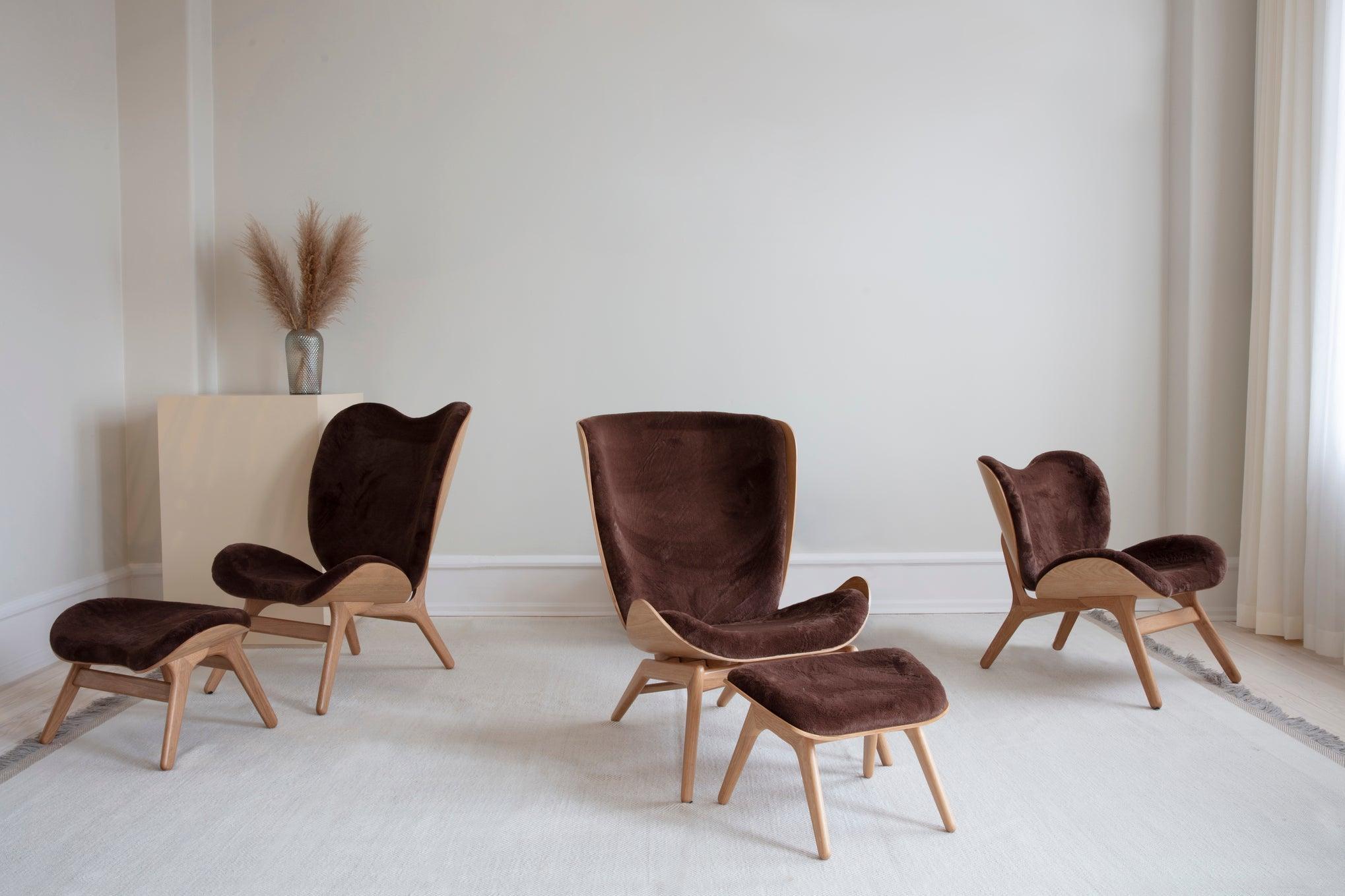 Fotel READER brązowy plusz z dębową podstawą UMAGE Eye on Design