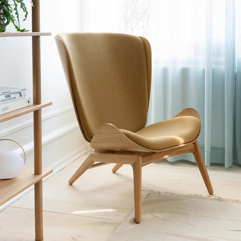 Fotel READER karmelowy z dębową podstawą UMAGE Eye on Design
