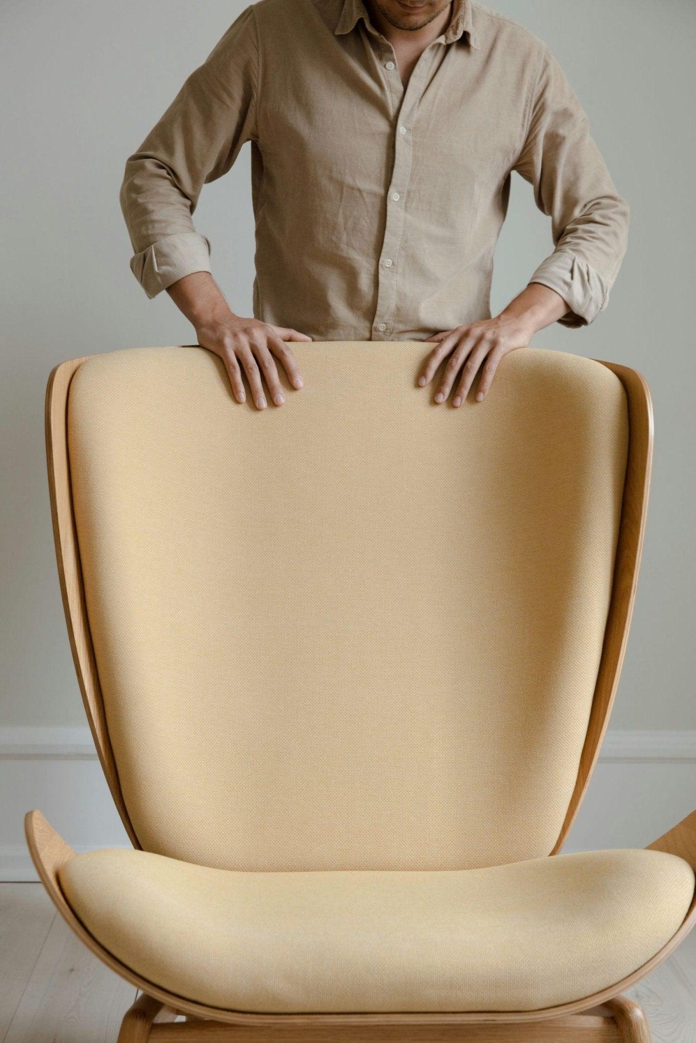 Fotel READER żółty z dębową podstawą UMAGE Eye on Design