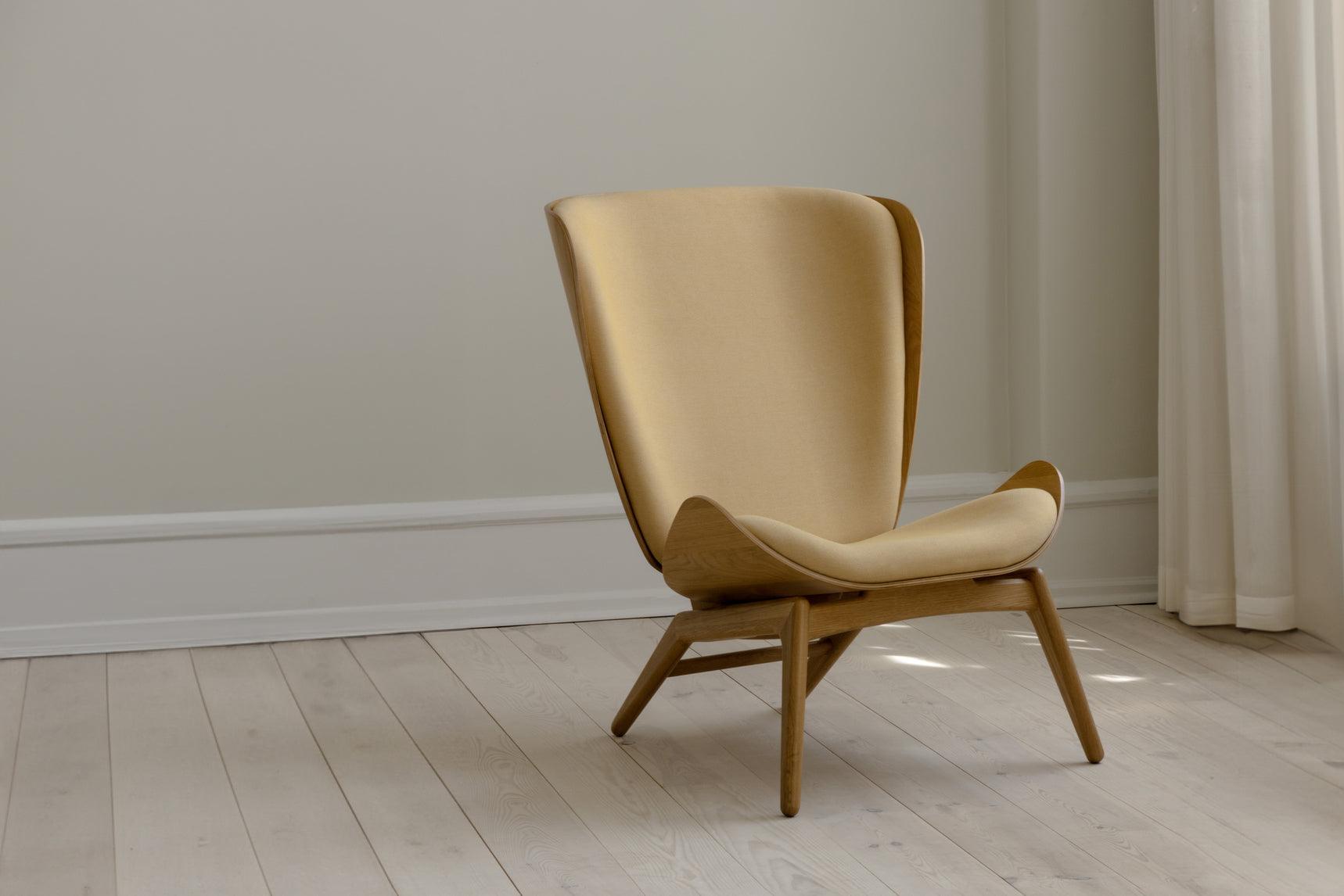 Fotel READER żółty z dębową podstawą UMAGE Eye on Design