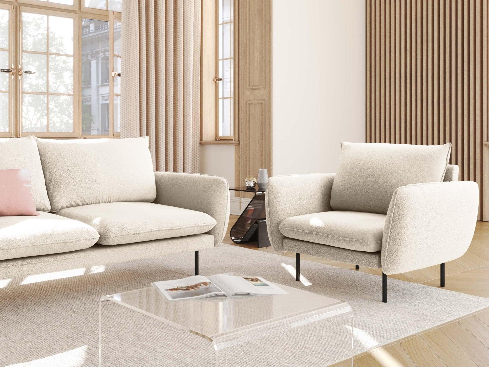 Fotel w tkaninie boucle VIENNA beżowy z czarną podstawą Cosmopolitan Design Eye on Design