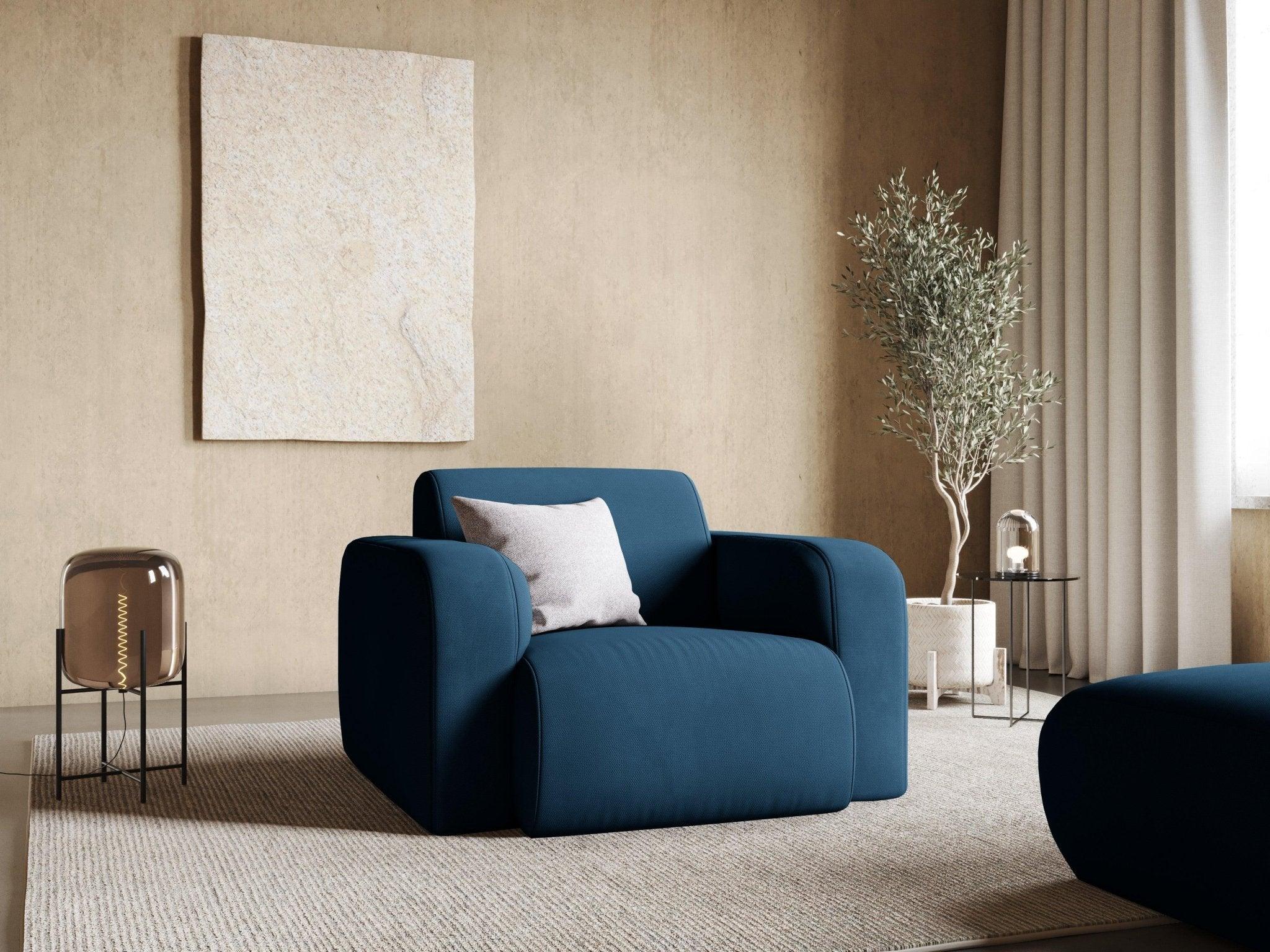 Fotel w tkaninie chenillowej LOLA królewski niebieski Windsor & Co Eye on Design