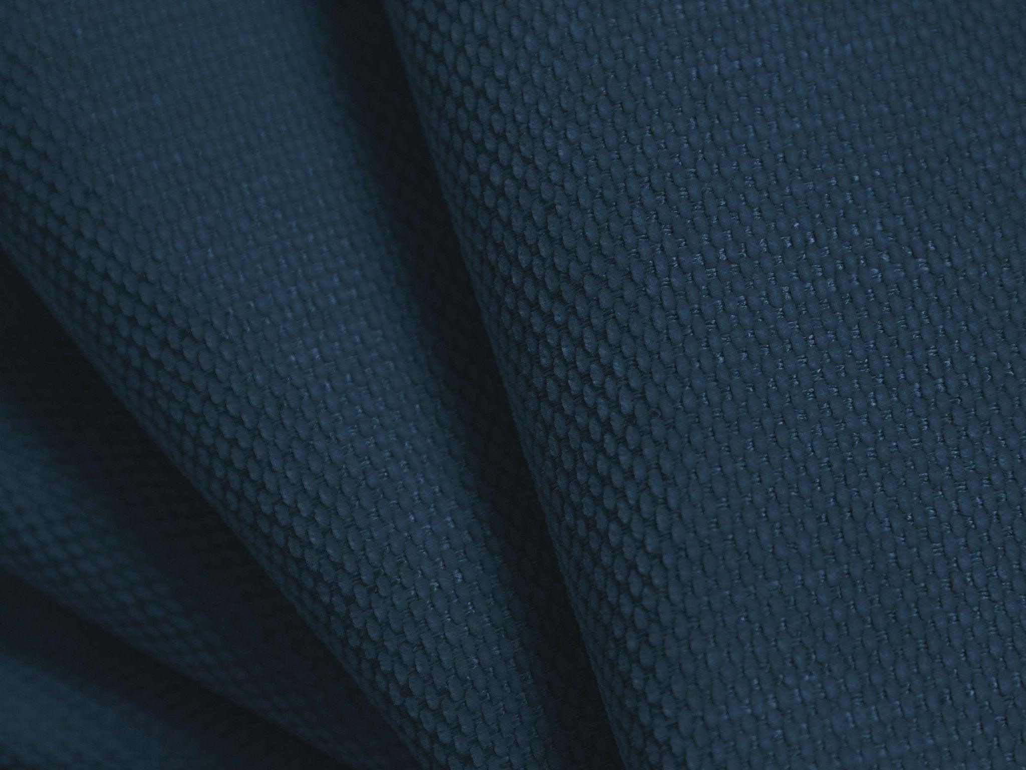 Fotel w tkaninie chenillowej LOLA królewski niebieski Windsor & Co Eye on Design