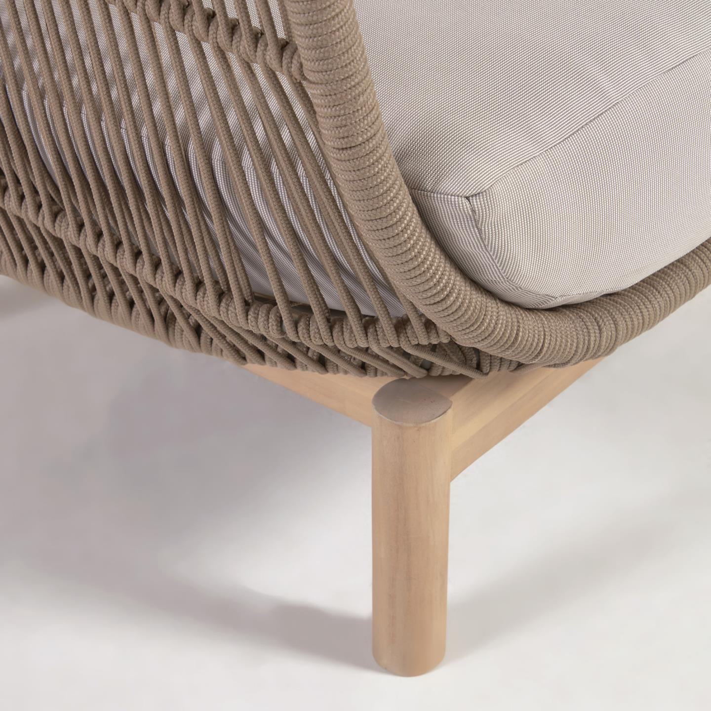 Fotel zewnętrzny CATALINA beżowy z wykończeniem z litego drewna La Forma Eye on Design