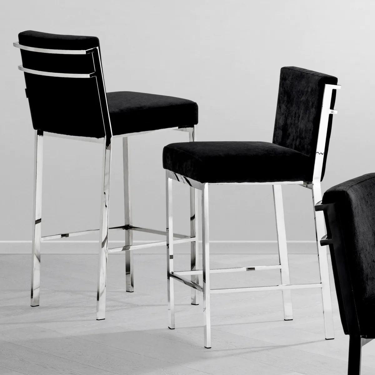 Hoker aksamitny SCOTT czarny ze stalową podstawą Eichholtz Eye on Design