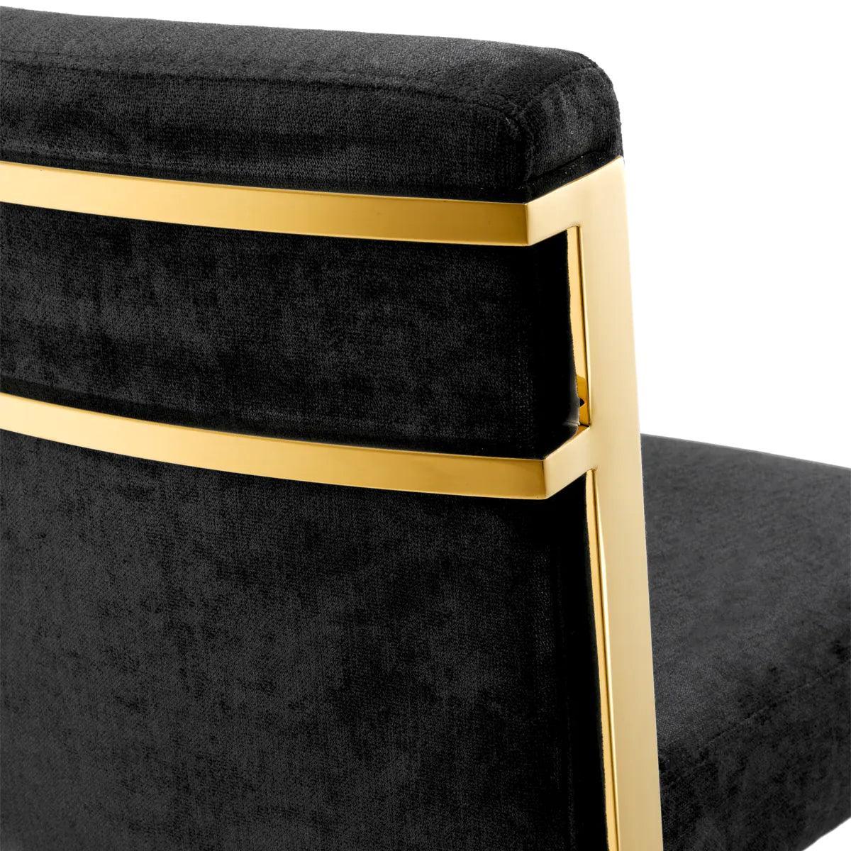 Hoker aksamitny SCOTT czarny ze złotą podstawą Eichholtz Eye on Design