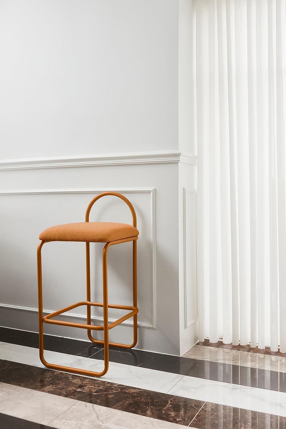 Hoker z tkaniną boucle ANGUI bursztynowy AYTM Eye on Design